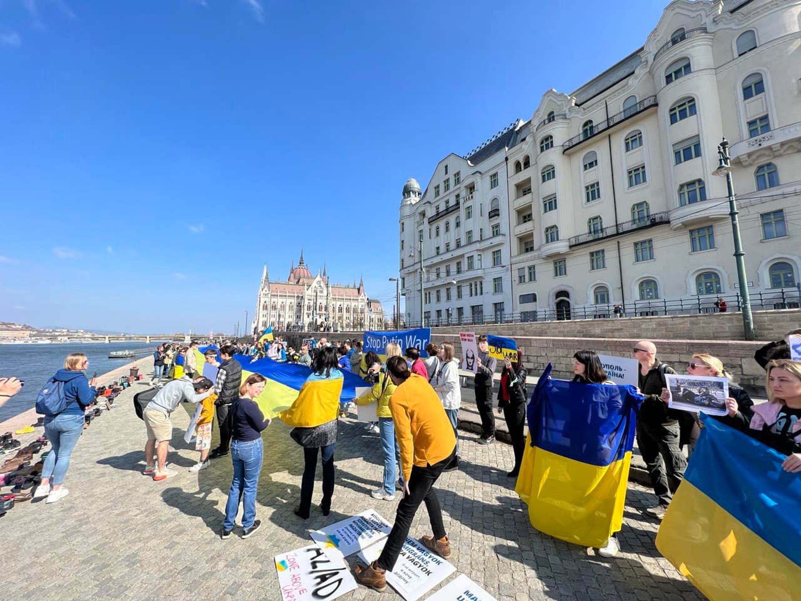 Protesty v Budapešti - Protesty u památníku obětem nacismu v Budapešti (3/8)
