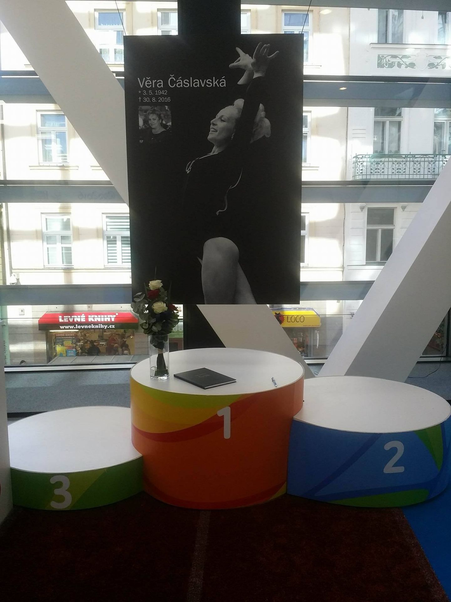 Věra Čáslavská - GALERIE: Veřejnost se přišla rozloučit s Věrou Čáslavskou (1/6)