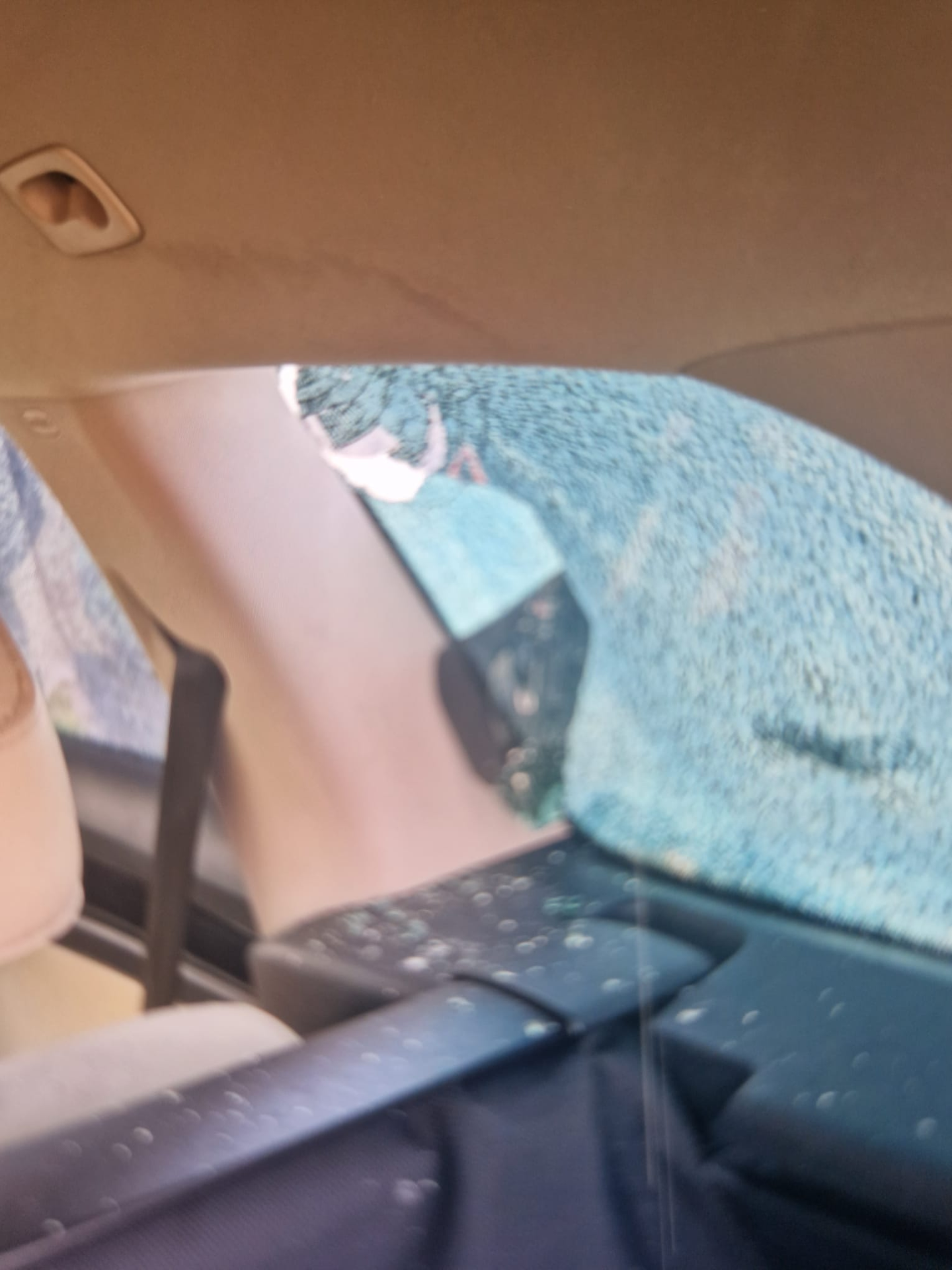 Kroupy v Itálii (3) - České rodině zničily auto kroupy (4/8)