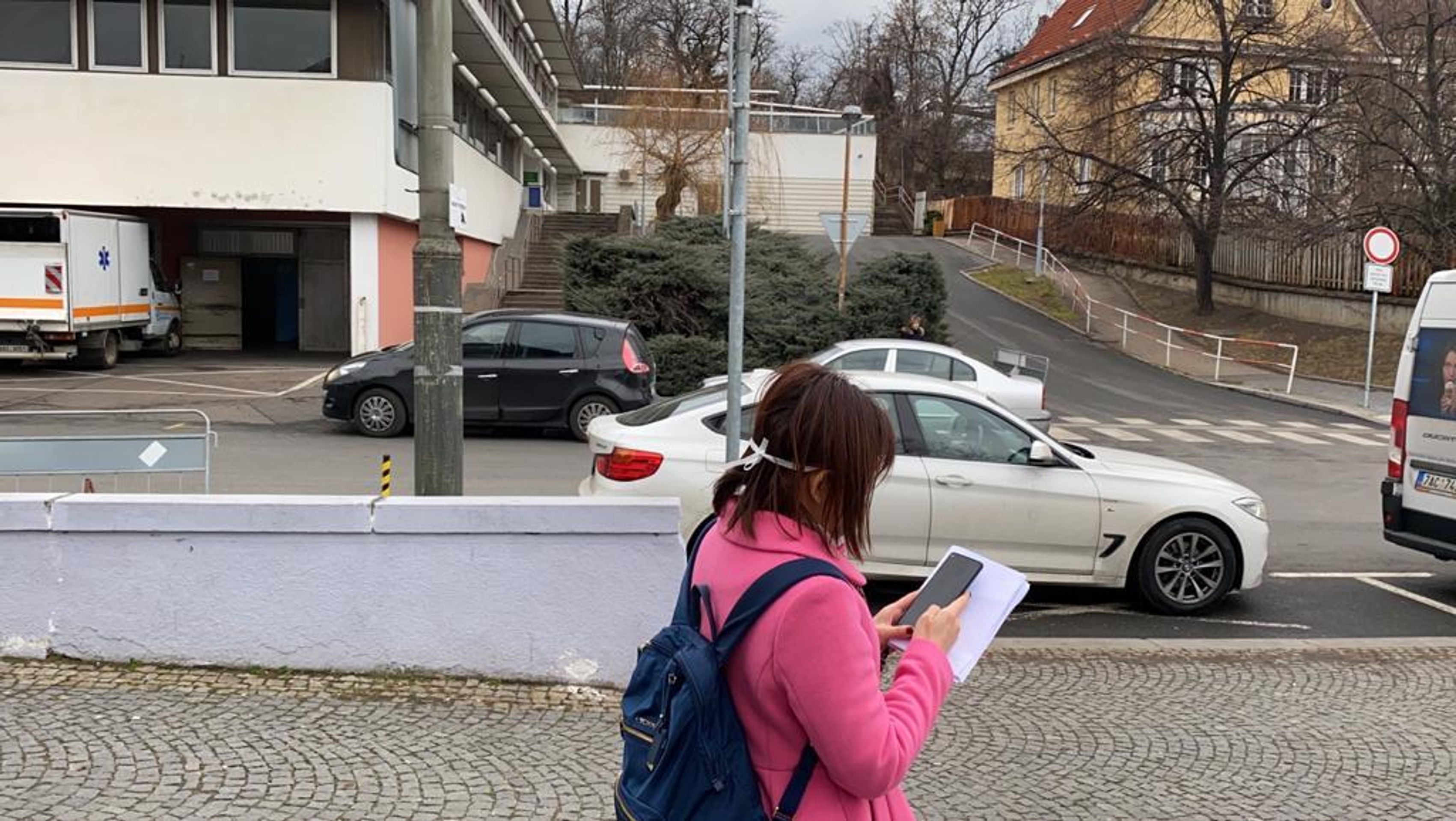 Skupina čínských turistů opustila nemocnici Na Bulovce - 6 - GALERIE: Skupina čínských turistů opustila nemocnici Na Bulovce (6/6)