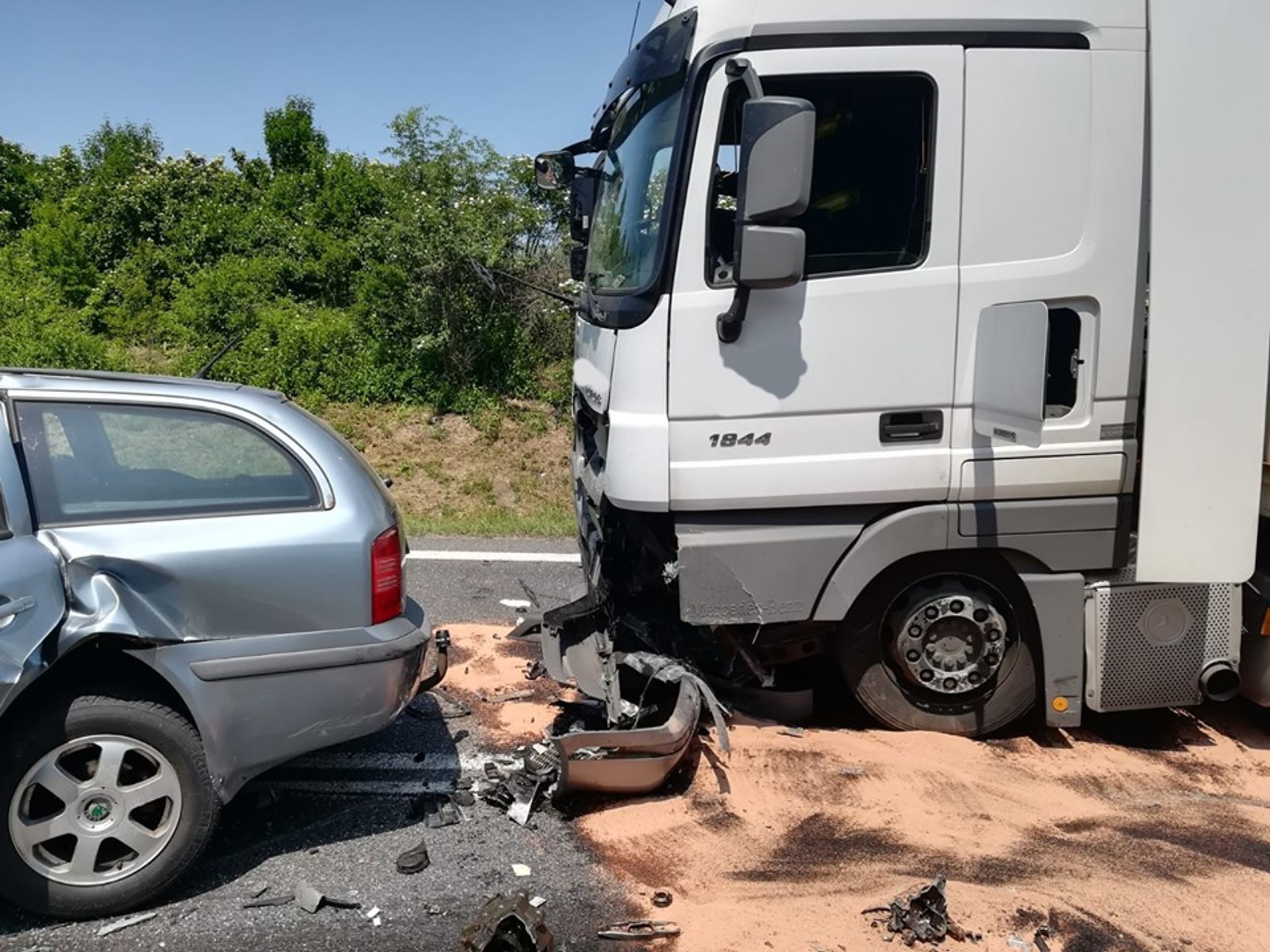 Tragická dopravní nehoda osobního auta kamionu a dodávky na Mělnicku - 8 - GALERIE: Tragická dopravní nehoda osobního auta kamionu a dodávky na Mělnicku (8/9)