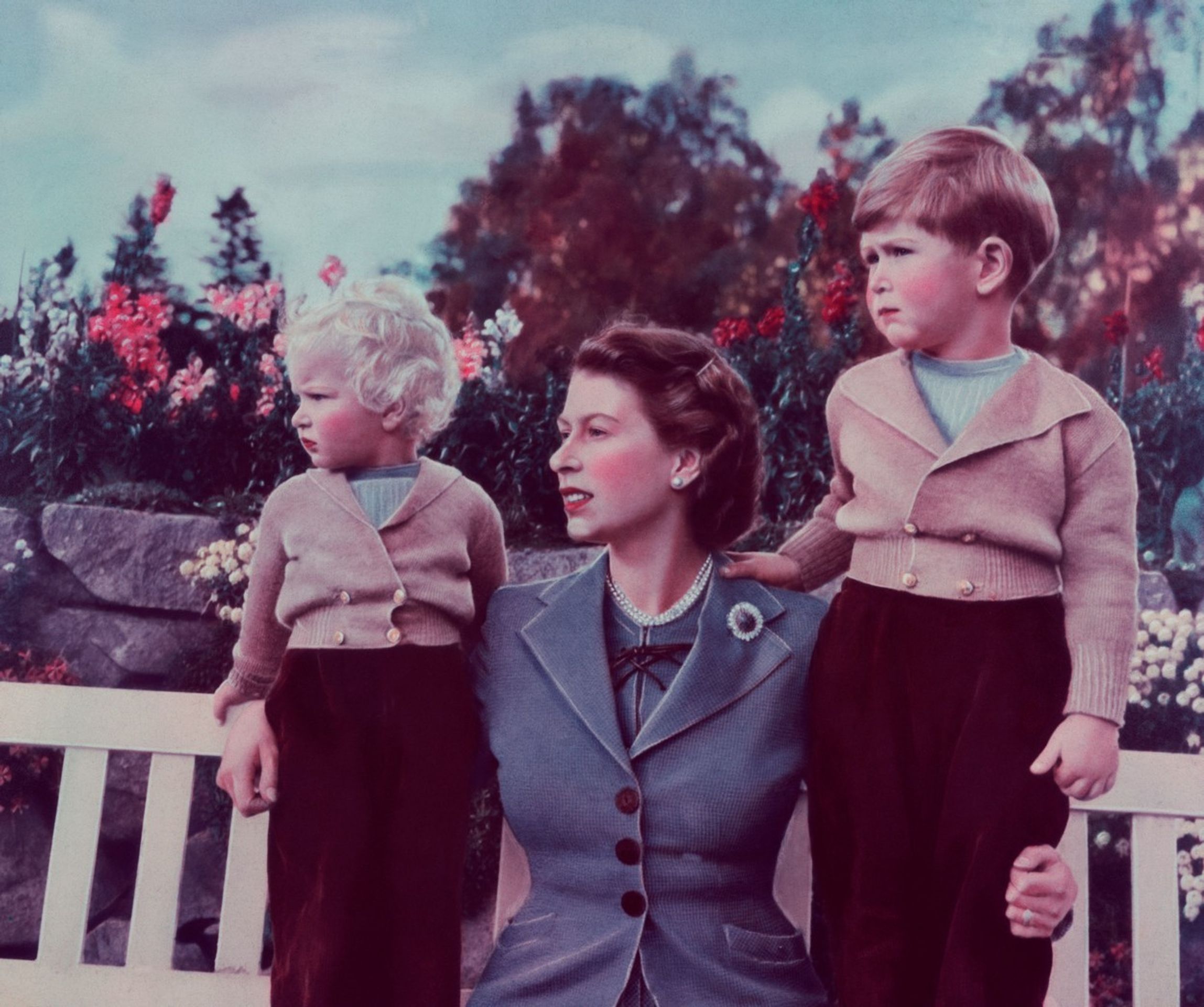 Královna Alžběta II. - 1952, se svými dětmi Charlesem a Anne - GALERIE: Život Královny Alžběty II. (4/11)