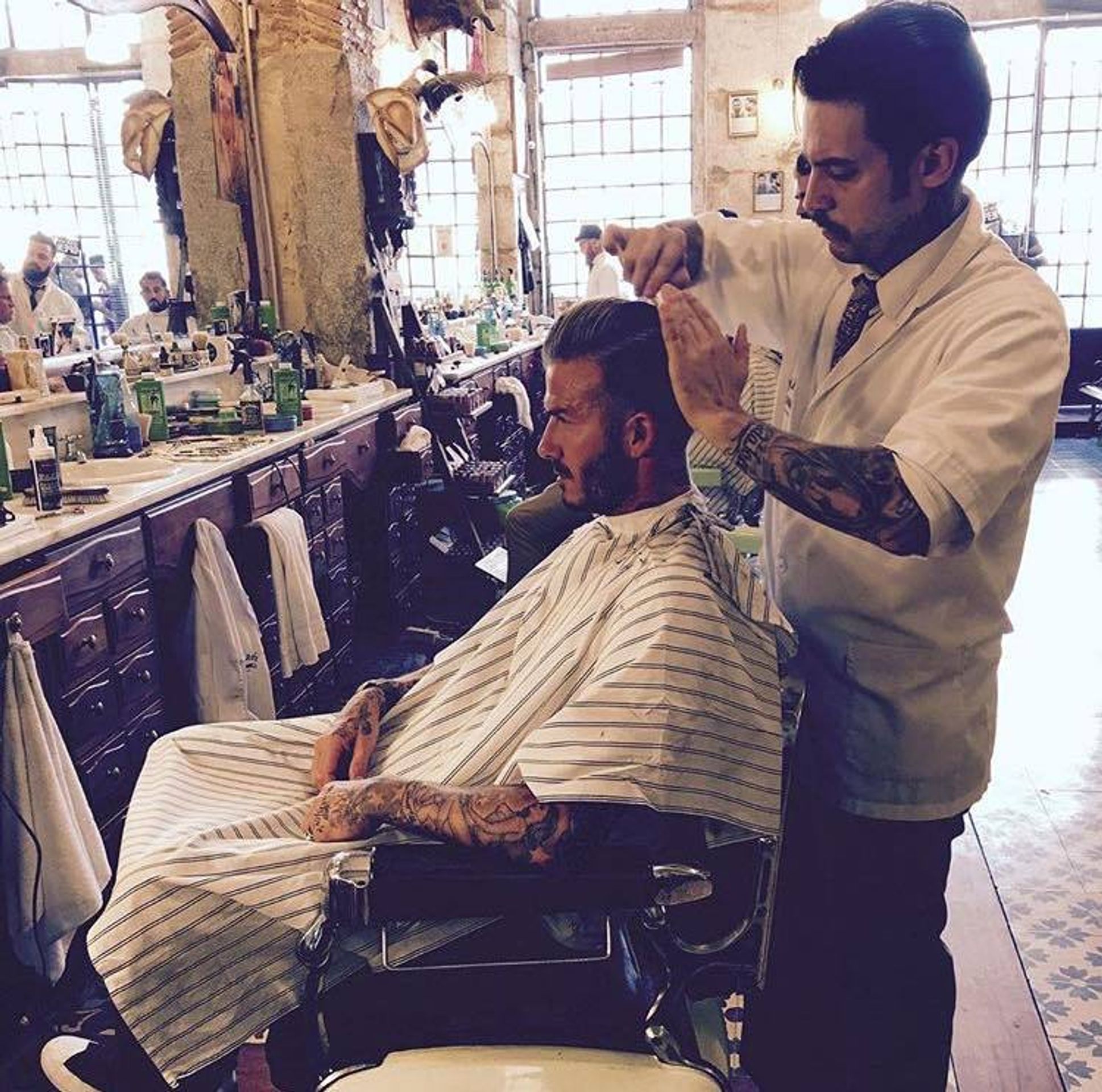 David Beckham a Michal Jinoch ve Figaro´s - 9 - Michal Jinoch a David Beckham ve Figaro´s barbershopu (1/12)