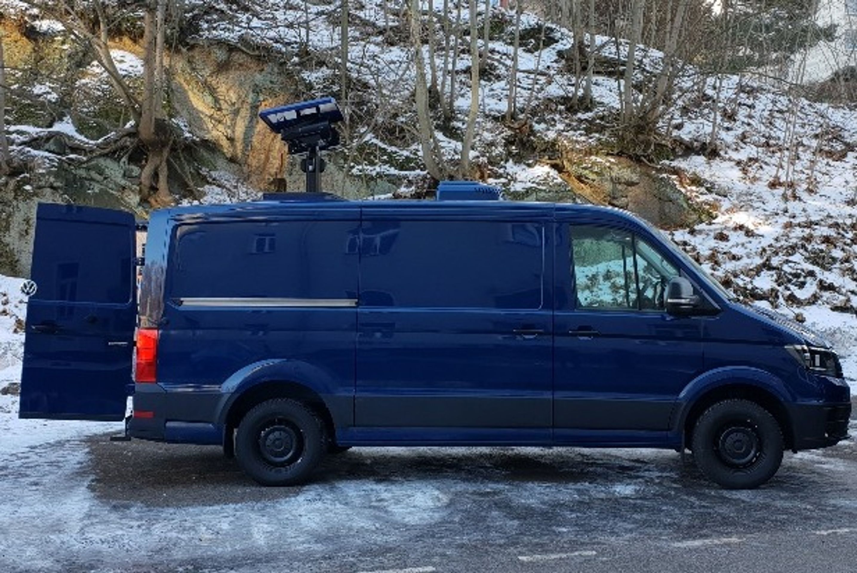 Nová policejní dodávka VW Crafter - 11 - Fotogalerie: Technikou nabité policejní dodávky VW Crafter (5/7)
