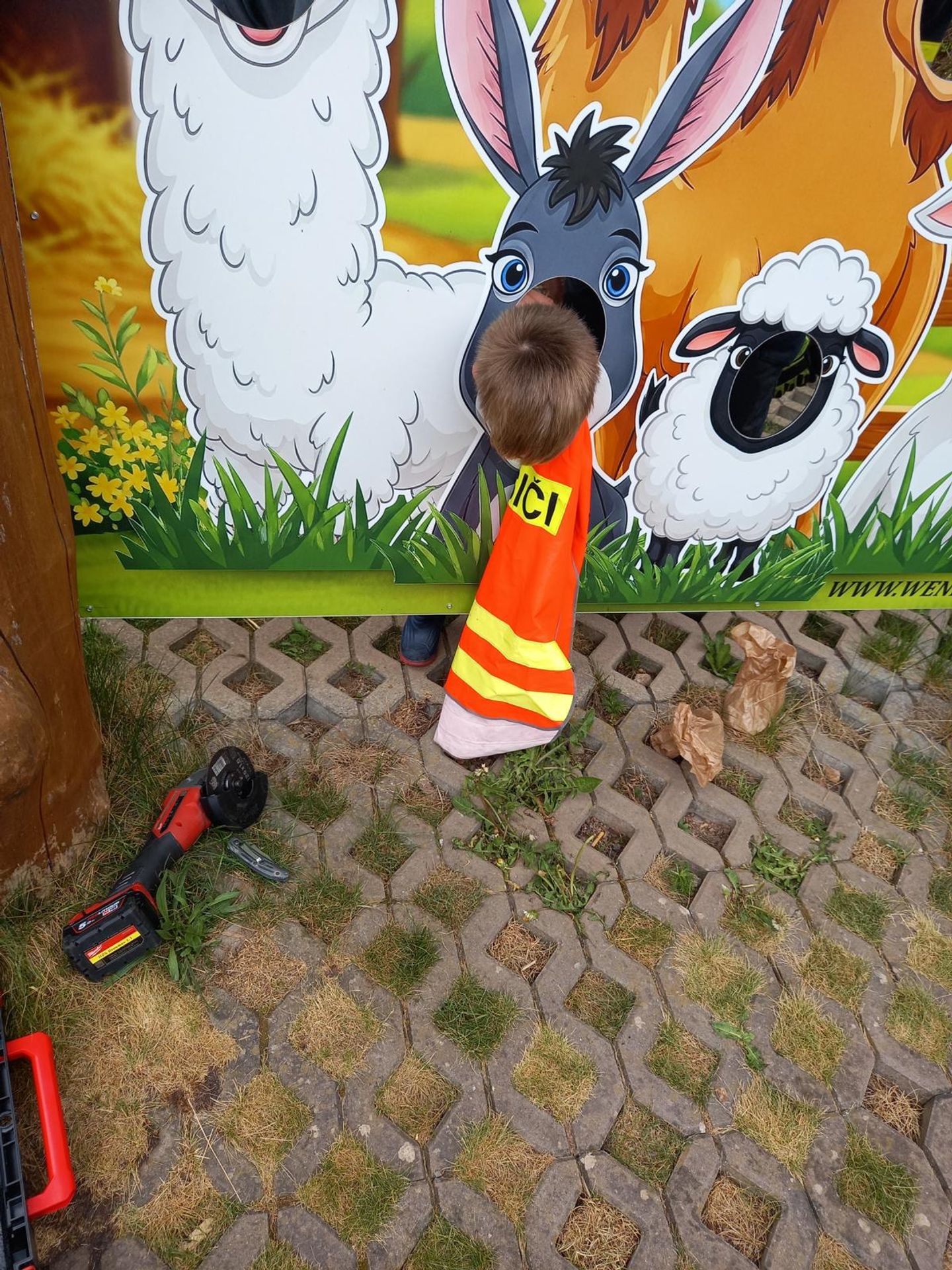 Záchrana dítěte z fotostěny - Záchrana dítěte z fotostěny (1/4)