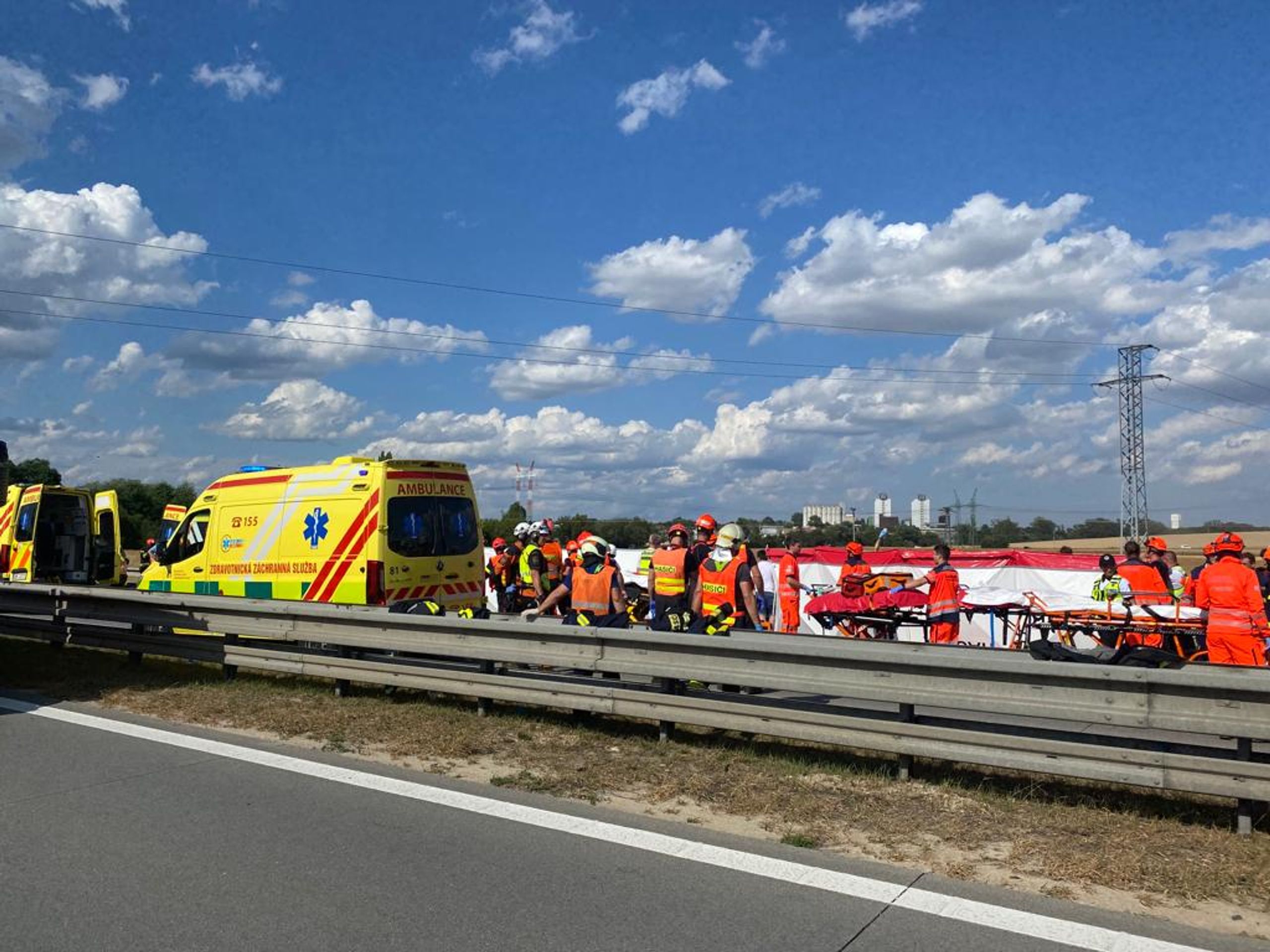 Vážná dopravní nehoda na D2 směr Brno (1) - Vážná dopravní nehoda na D2 směr Brno (18/22)