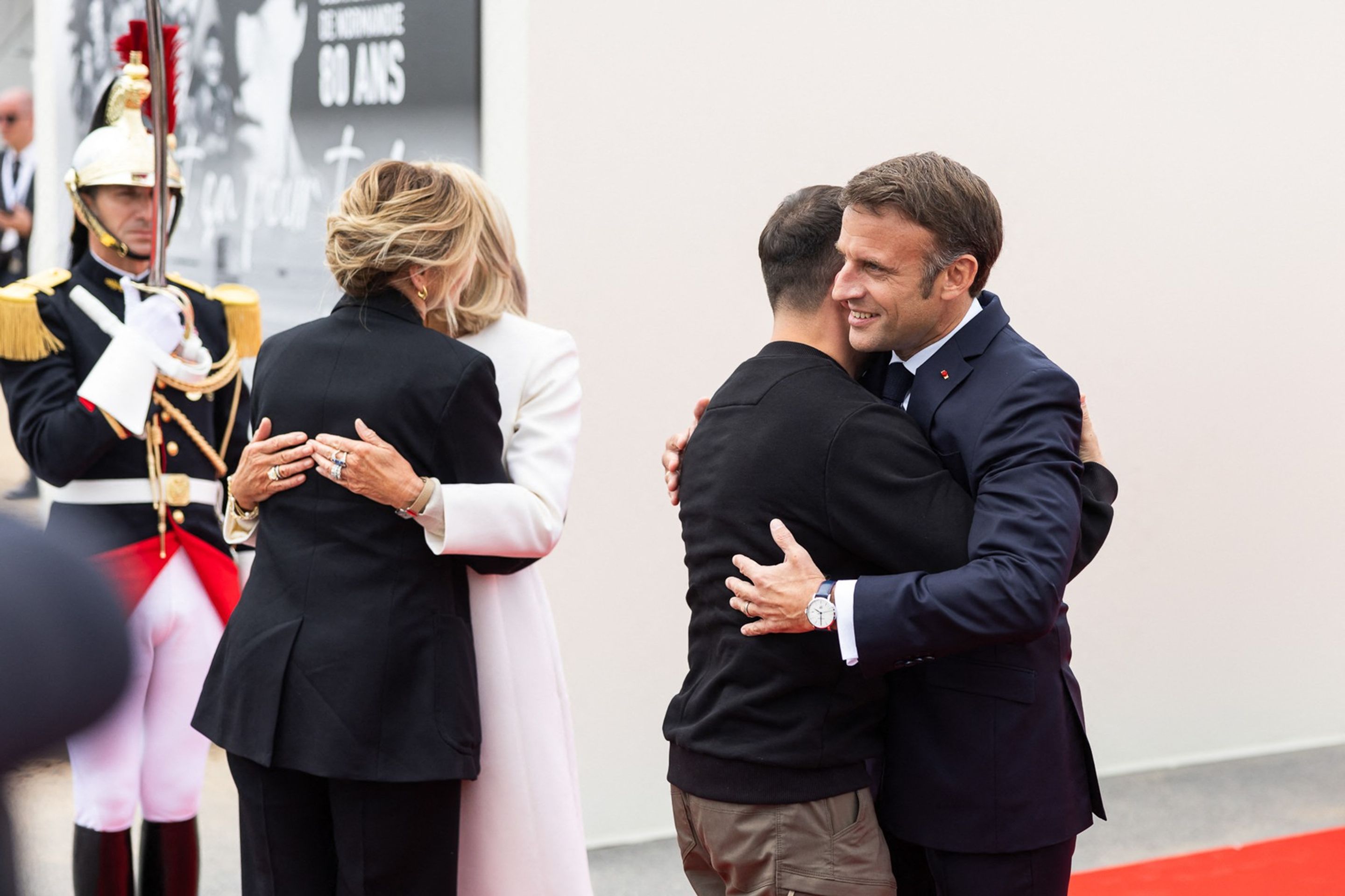 Olena Zelenska, Brigitte Macron, Volodymyr Zelensky a Emmanuel Macron - Oslavy 80. výročí vylodění v Normandii (3/18)