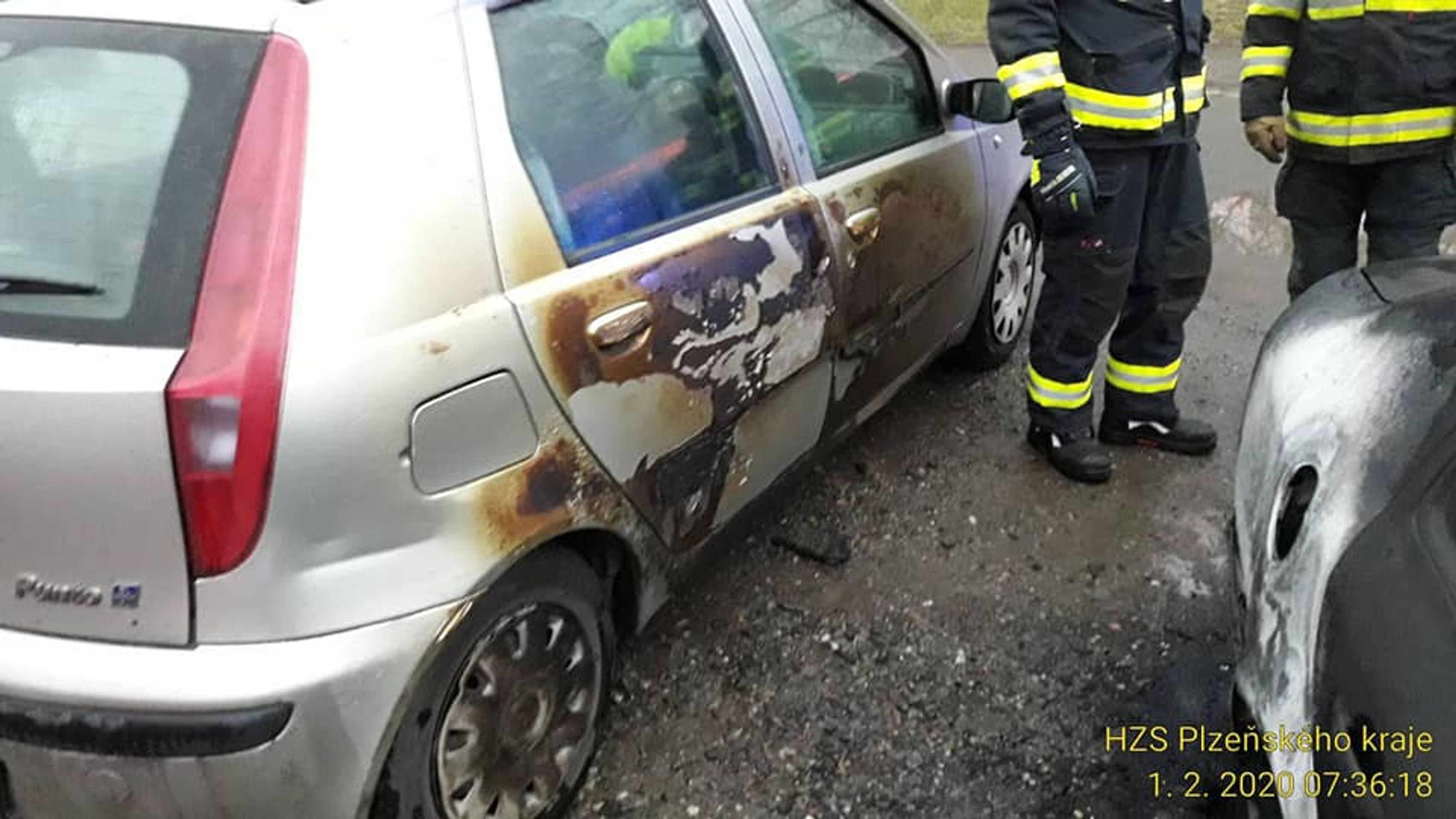 Požár taxíku v Rokycanech - GALERIE: Hasiči v Praze a západních Čechách likvidovali požáry aut (5/7)
