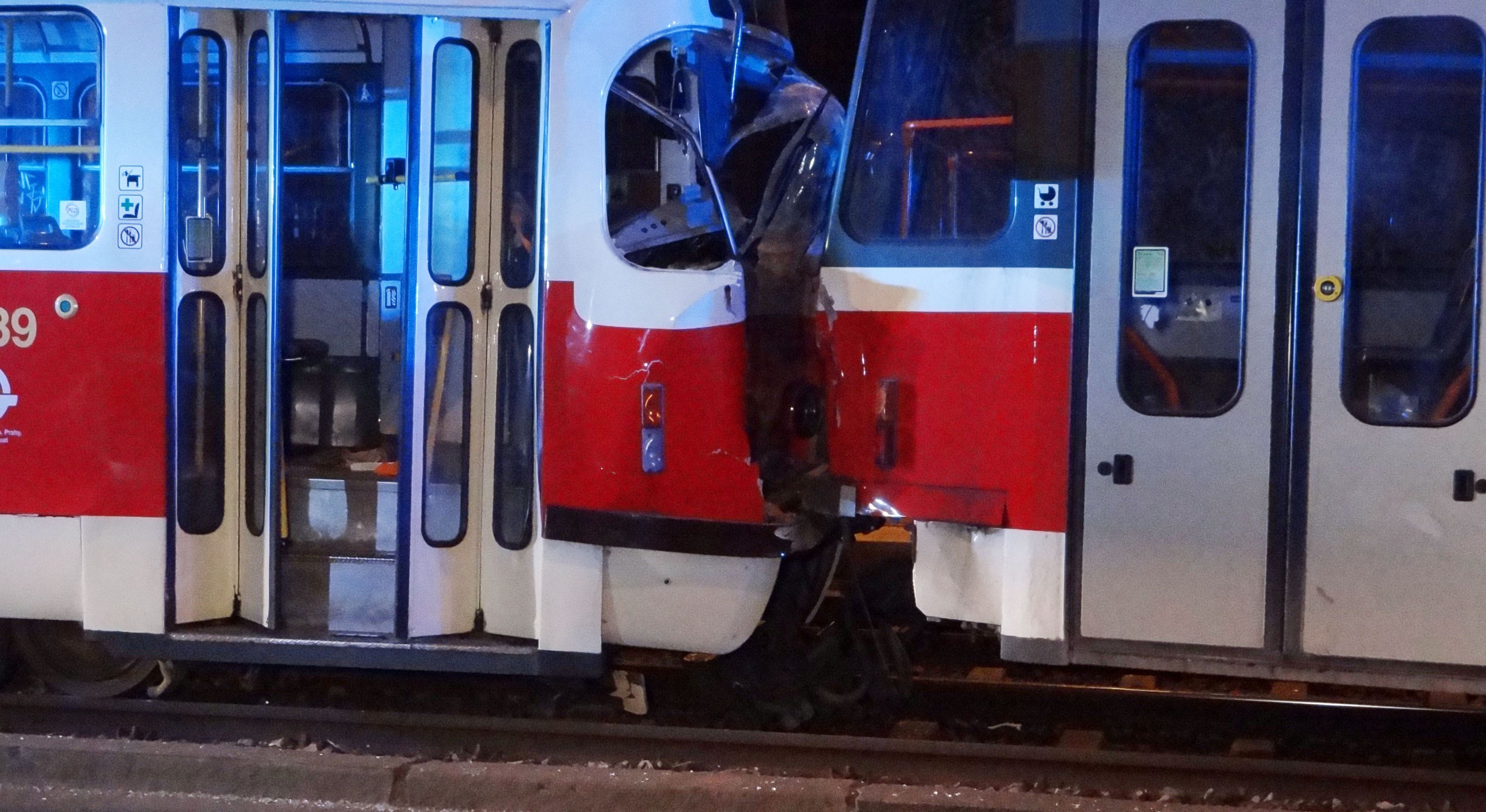 Tramvaje v sobě zůstaly zaklíněné, zranění utrpěl jen řidič ve zničené kabině - GALERIE: Srážka tramvají v Praze (1/7)