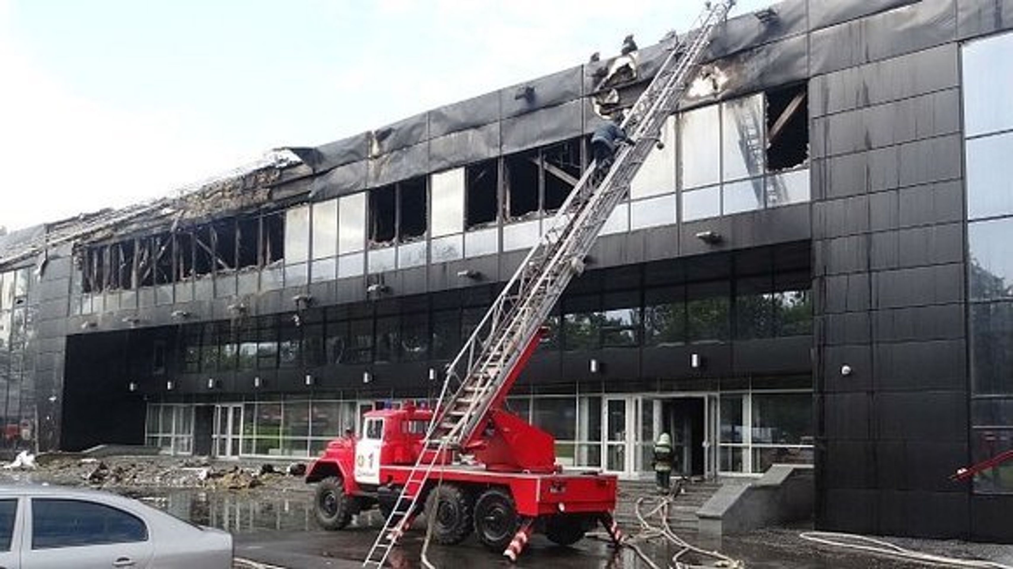 Požár hokejové haly v Doněcku - 2 - GALERIE: Požár hokejové haly v Doněcku (2/6)