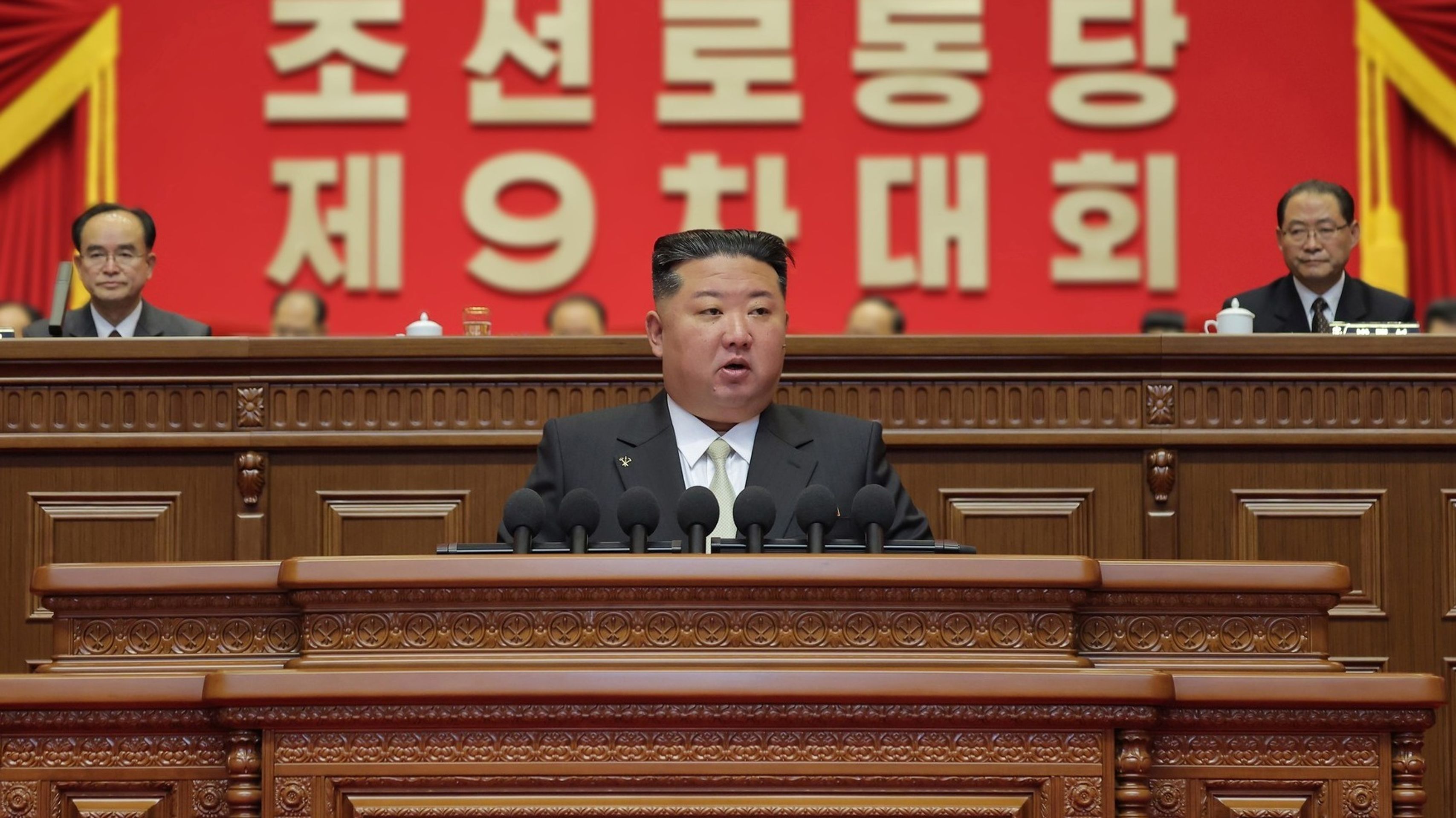 Kim Čong-un na zahájení stranického sjezdu - Vojenská přehlídka v KLDR (4/4)