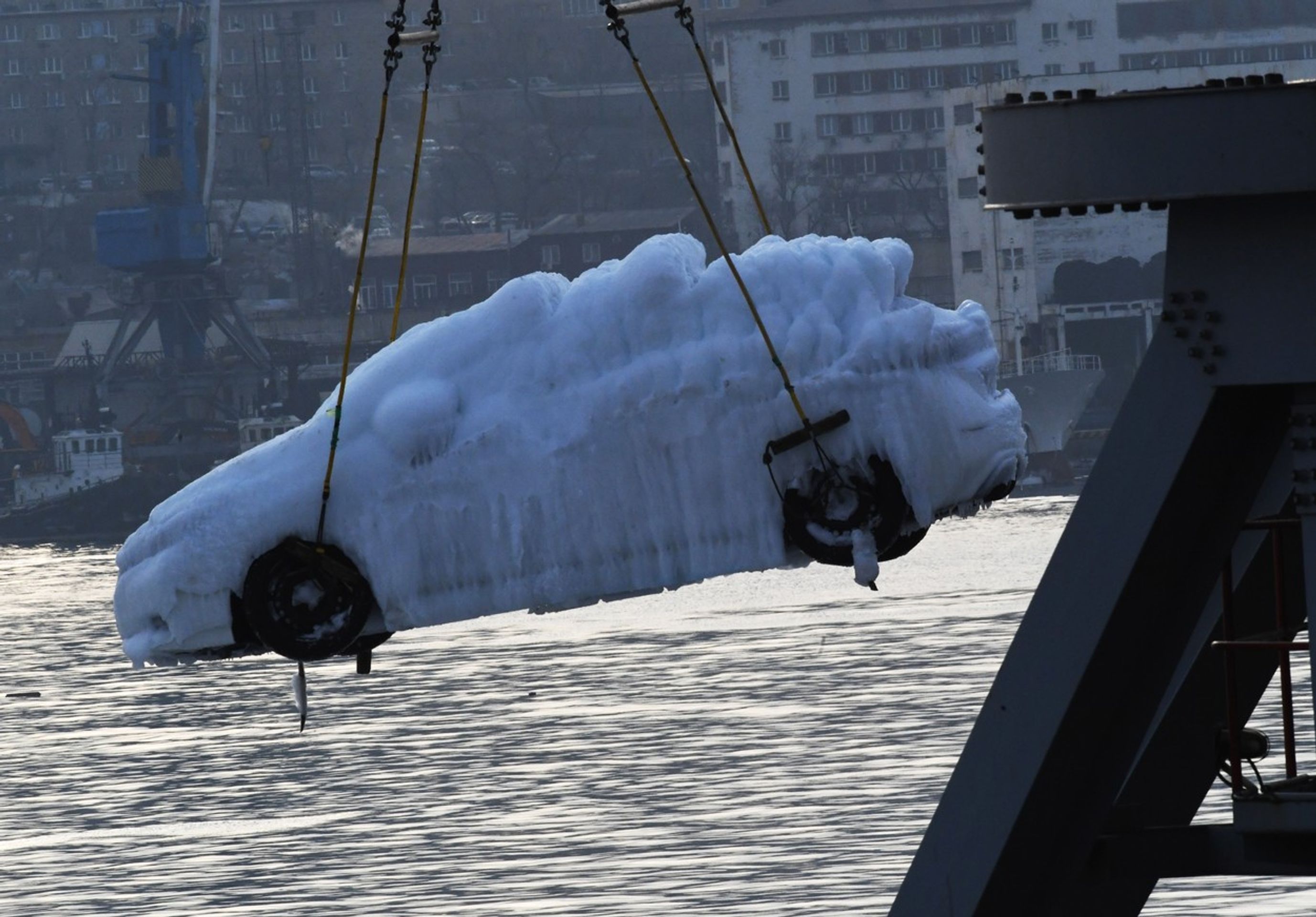 Nákladní loď Sun Rio s nákladem aut uvězněných v ledu - Nákladní loď Sun Rio s nákladem aut uvězněných v ledu (4/5)