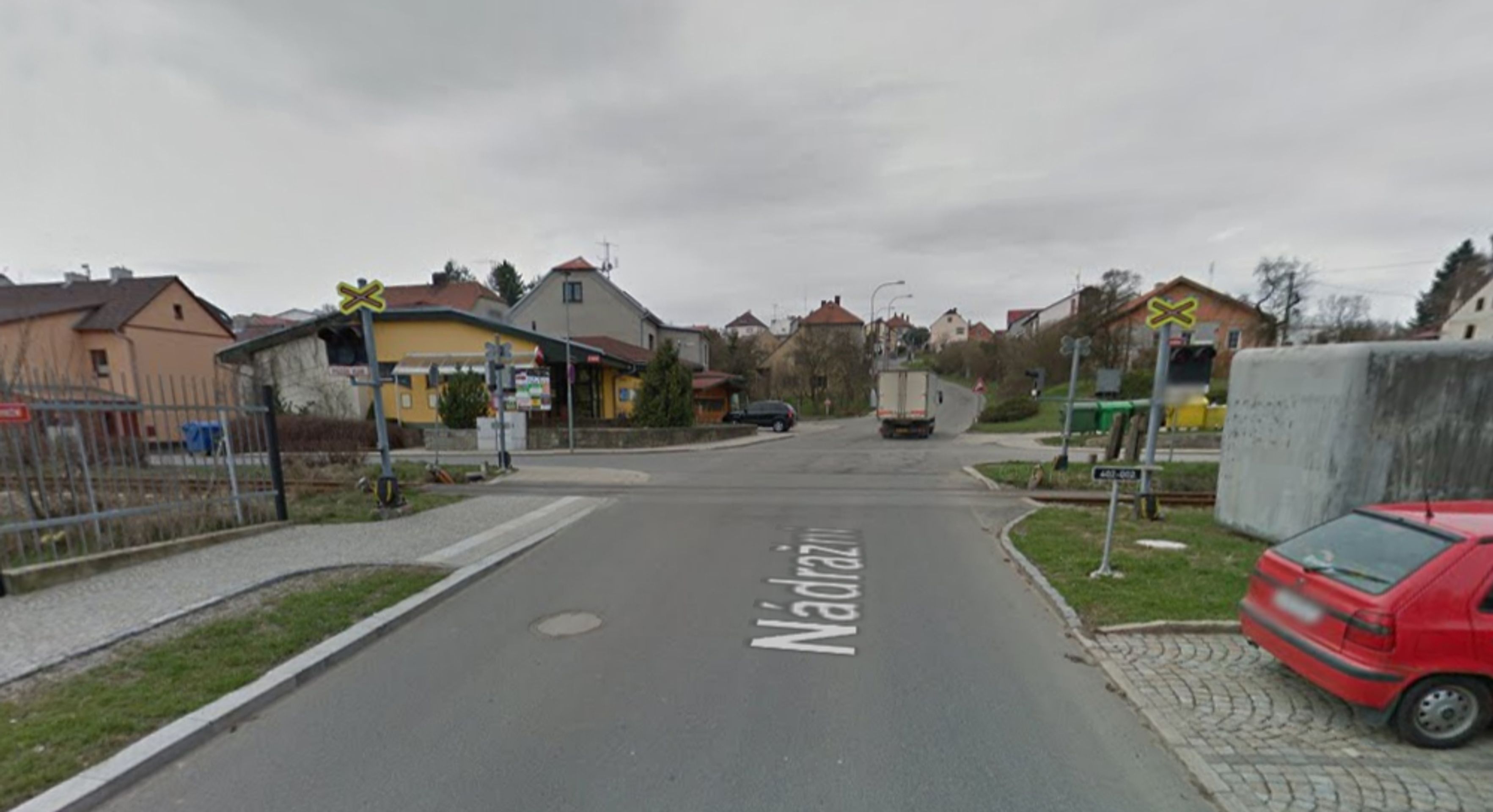 Nebezpečné přejezdy: P 6417, Kostelec u Jihlavy - Slavonice, Vysočina - přejezd bez závor, ŘEŠENÍ: se závorami. DŮVOD: Nepřehledný přejezd v kopci a přímo u křižovatky ve městě - GALERIE: Nebezpečné přejezdy - Středočeský kraj, Vysočina (16/16)