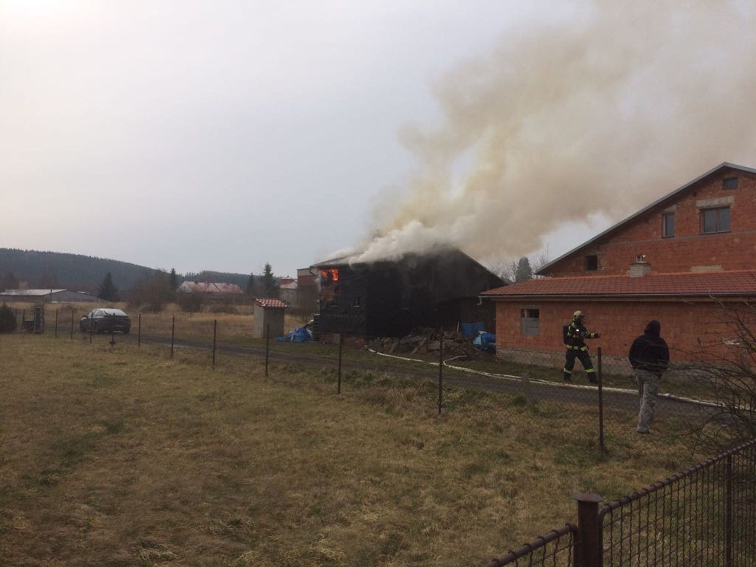 Přístavek rodinného domu v plamenech - GALERIE: Požár v Jesenici na Rakovnicku (3/3)