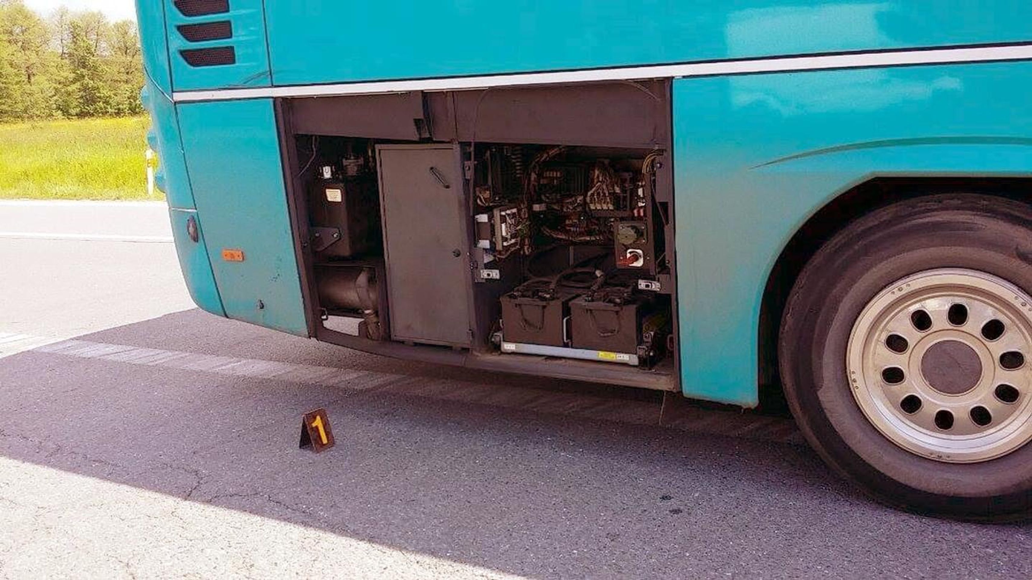 Autobus za jízdy amputoval cyklistovi ruku a rozpáral břicho - 4 - GALERIE: Autobus za jízdy amputoval cyklistovi ruku a rozpáral břicho (2/5)