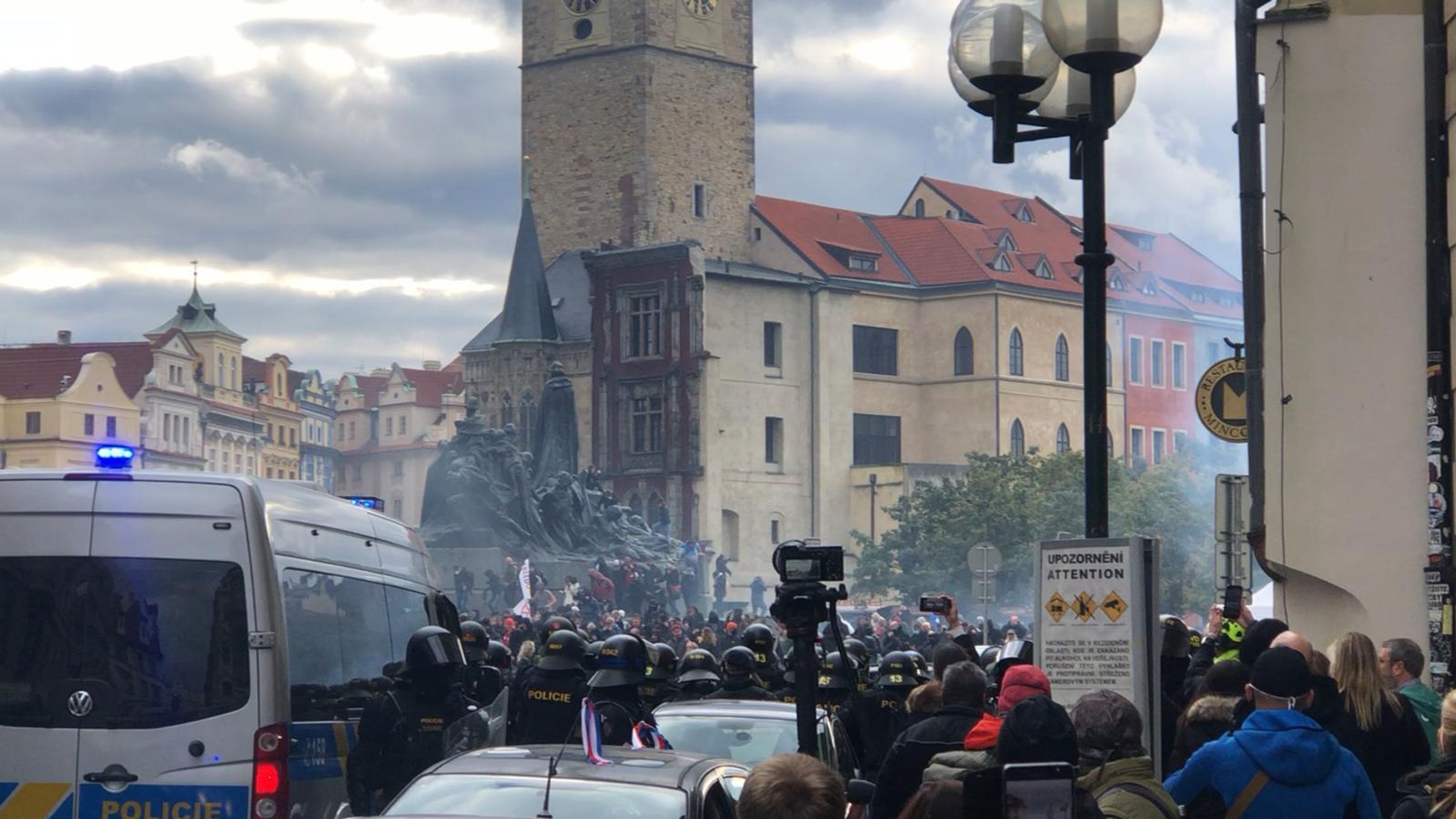 Demonstrace fotbalových chuligánů na Staroměstském náměstí se vyhrotila - 20 - GALERIE: Protestní akce na Staroměstském náměstí se zvrhla (4/23)