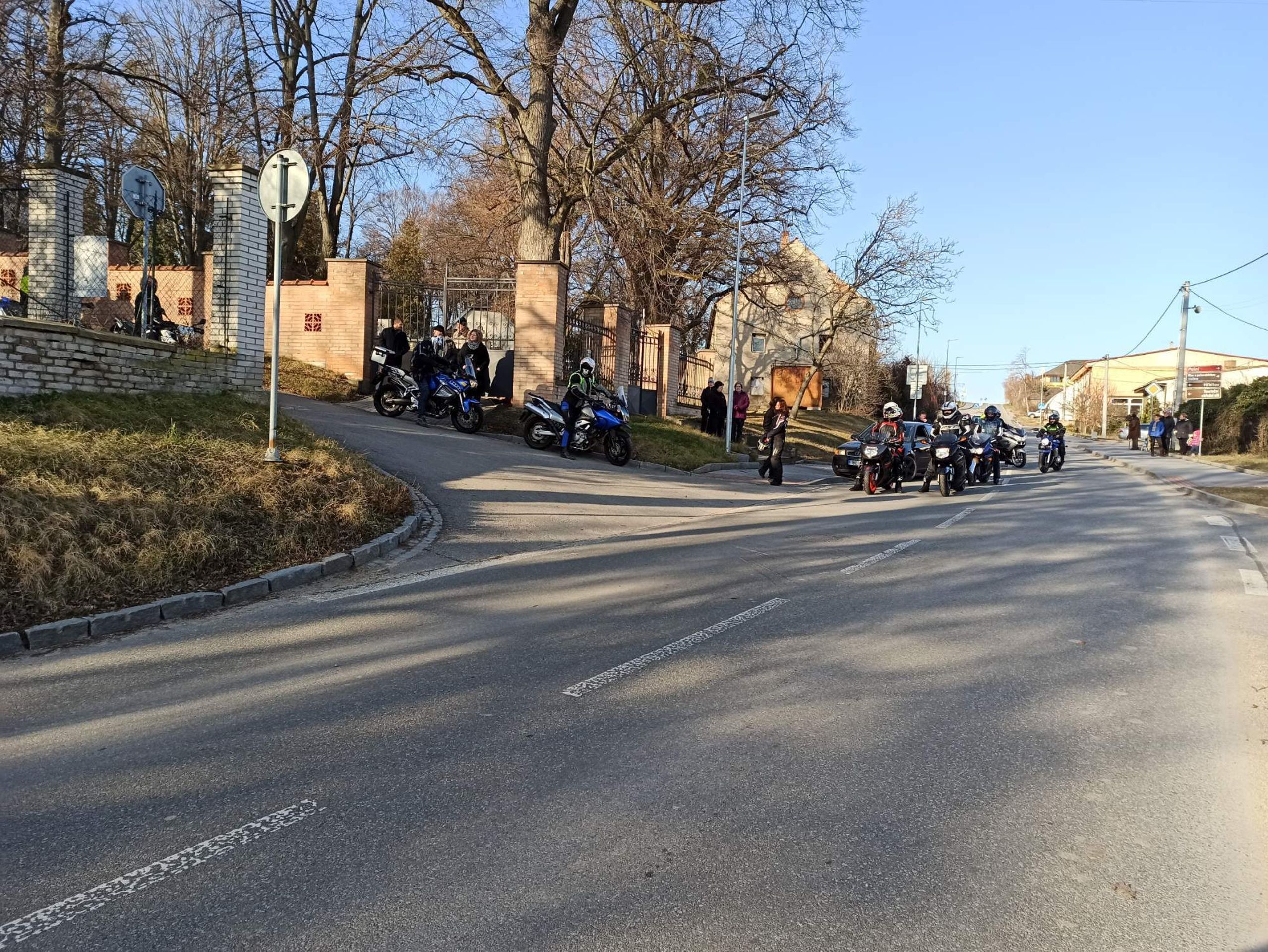 Motorkáři uctili památku Tomáše, který zemřel při čištění septiku - 5 - GALERIE: Motorkáři uctili památku Tomáše, který zemřel při čištění septiku (5/8)