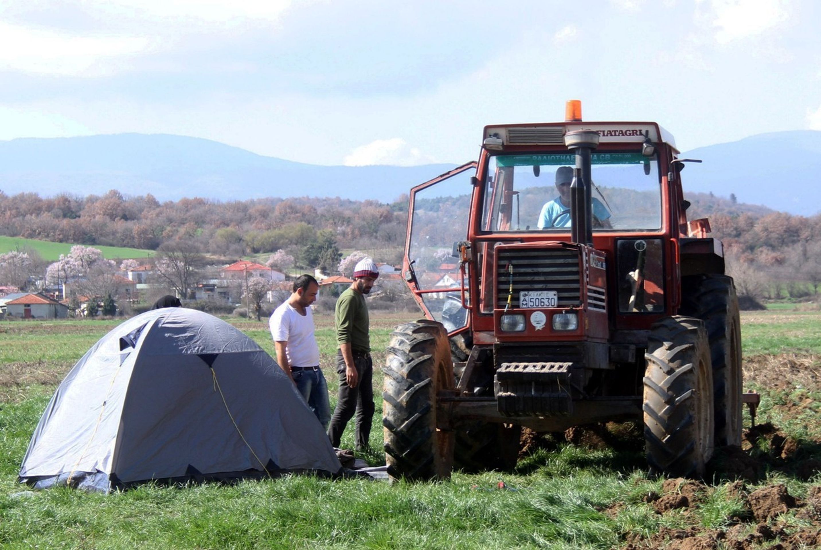 Řecký farmář najel traktorem na své pole, kde se usídlili uprchlíci - 1 - GALERIE: Řecký farmář najel traktorem na své pole, kde se usídlili uprchlíci (1/7)