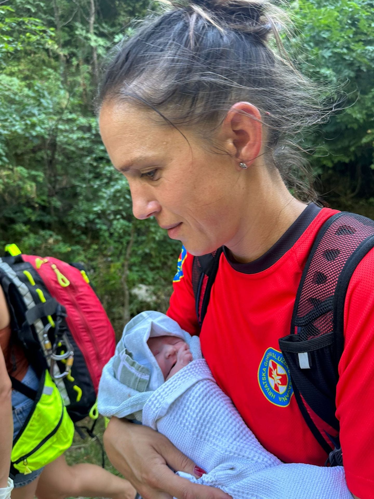 Turistka porodila dítě při túře v Chorvatsku (3) - Neočekávaný porod (2/3)