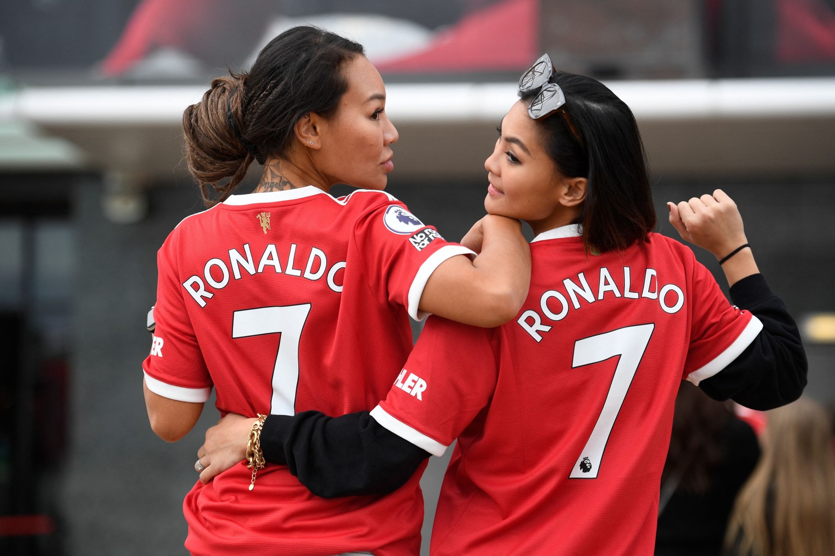 I ženy očekávaly Ronaldův návrat - Na Ronalda před Old Trafford čekaly zástupy fanoušků (1/10)