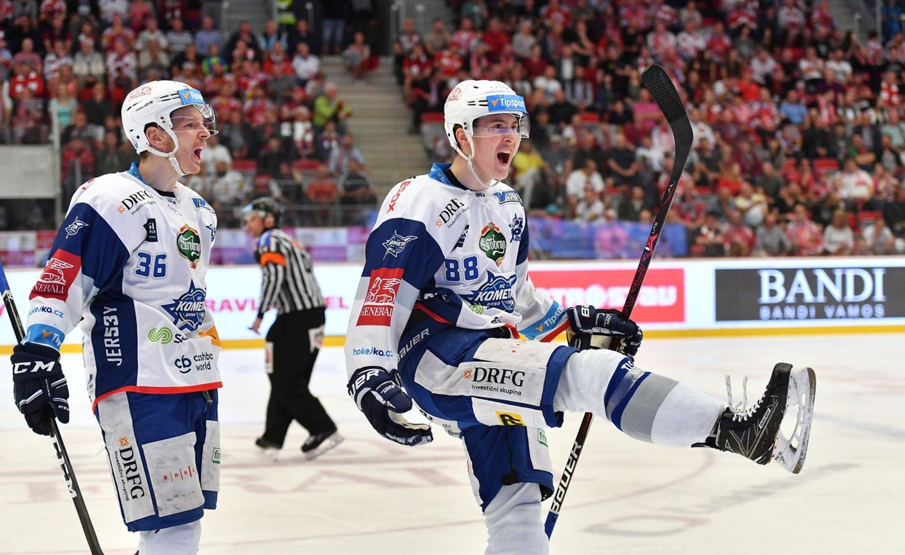 Martin Nečas slaví gól ve finále extraligy - GALERIE: Kometa Brno obhájila extraligový titul (9/9)