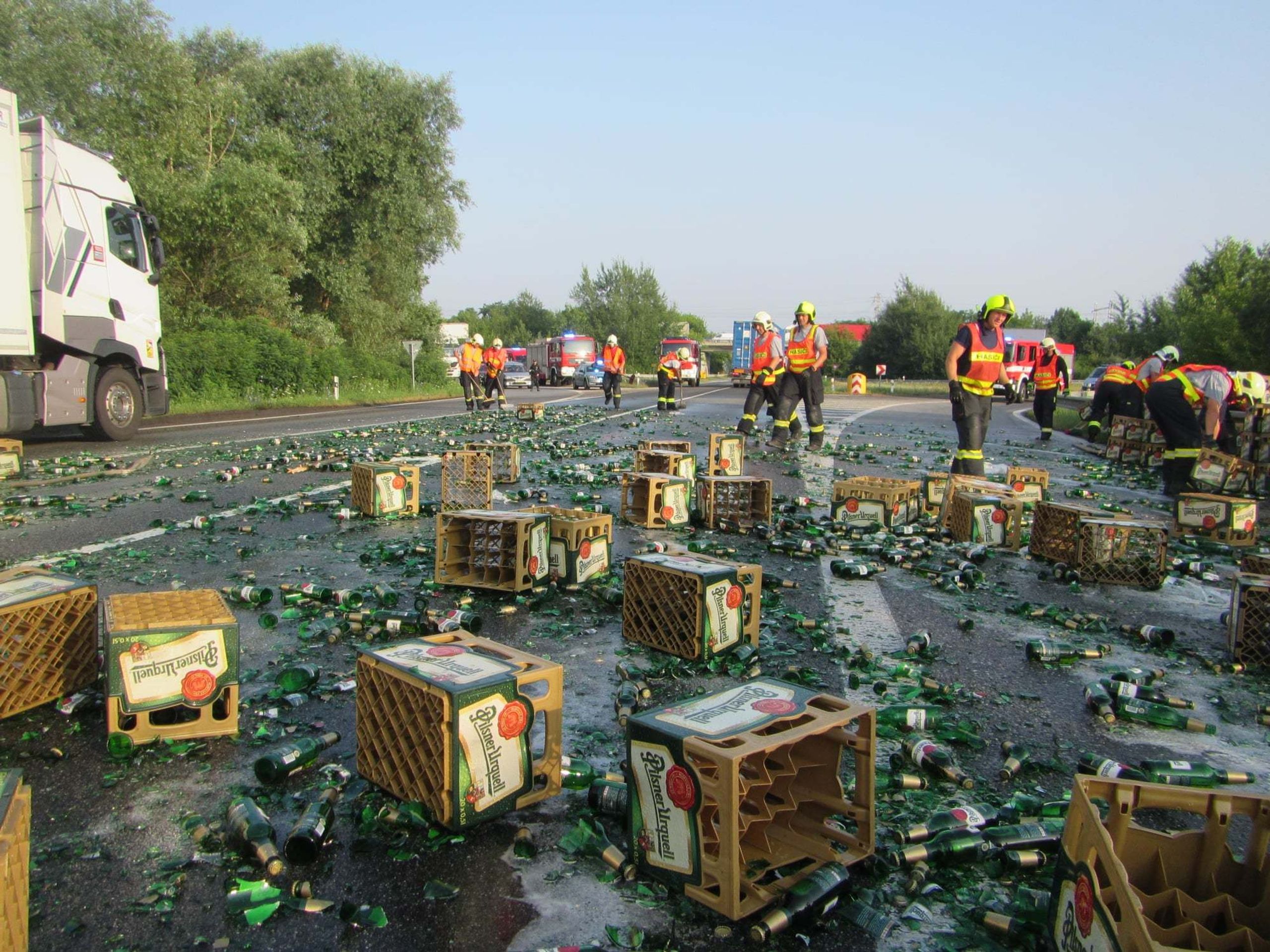 Nehoda nákladního auta převážejícího pivo na Uherskohradišťsku - 6 - GALERIE: Nehoda nákladního auta převážejícího pivo (6/8)