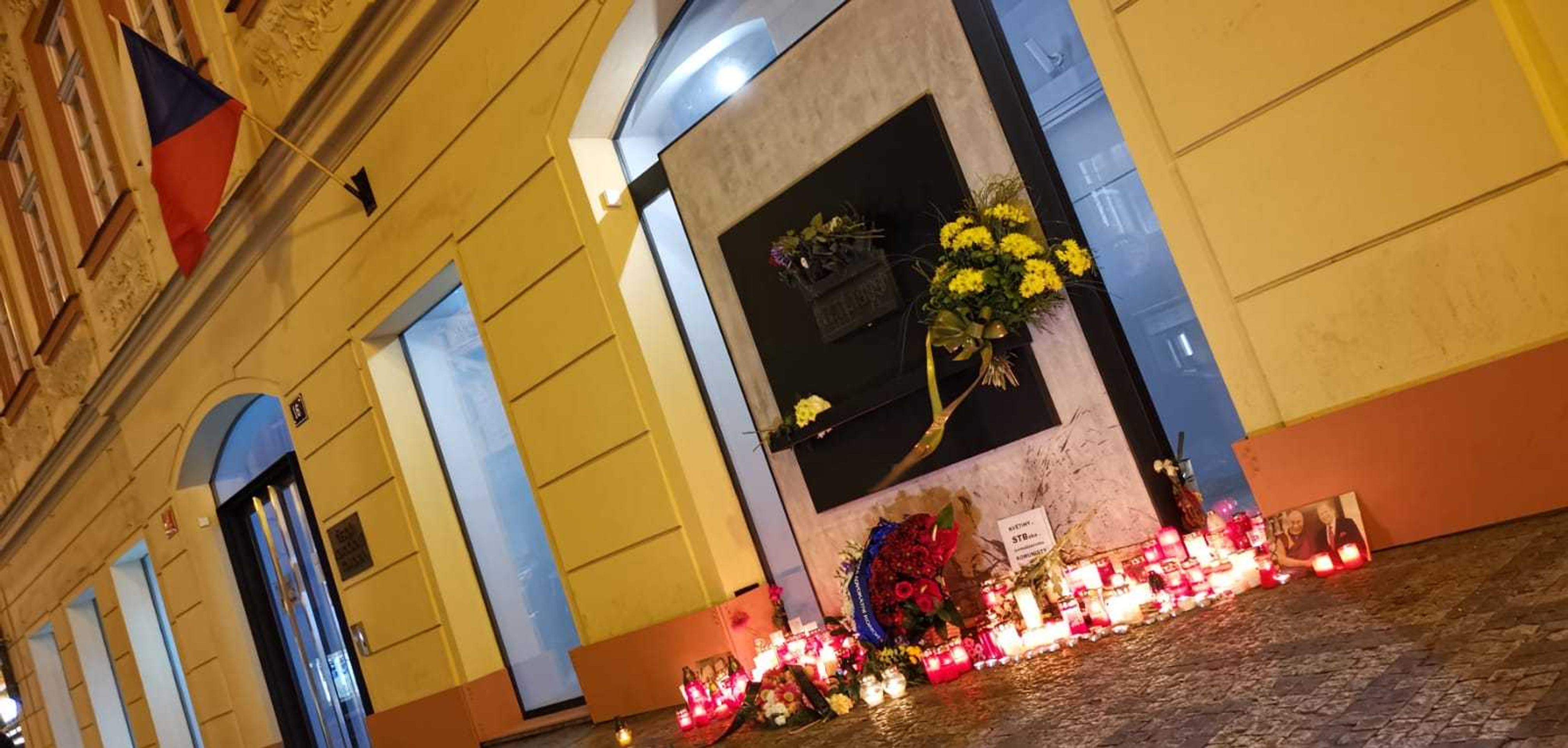 Svátek 17. listopadu - 1 - GALERIE: U památníku na Národní třídě hoří desítky svíček (7/8)