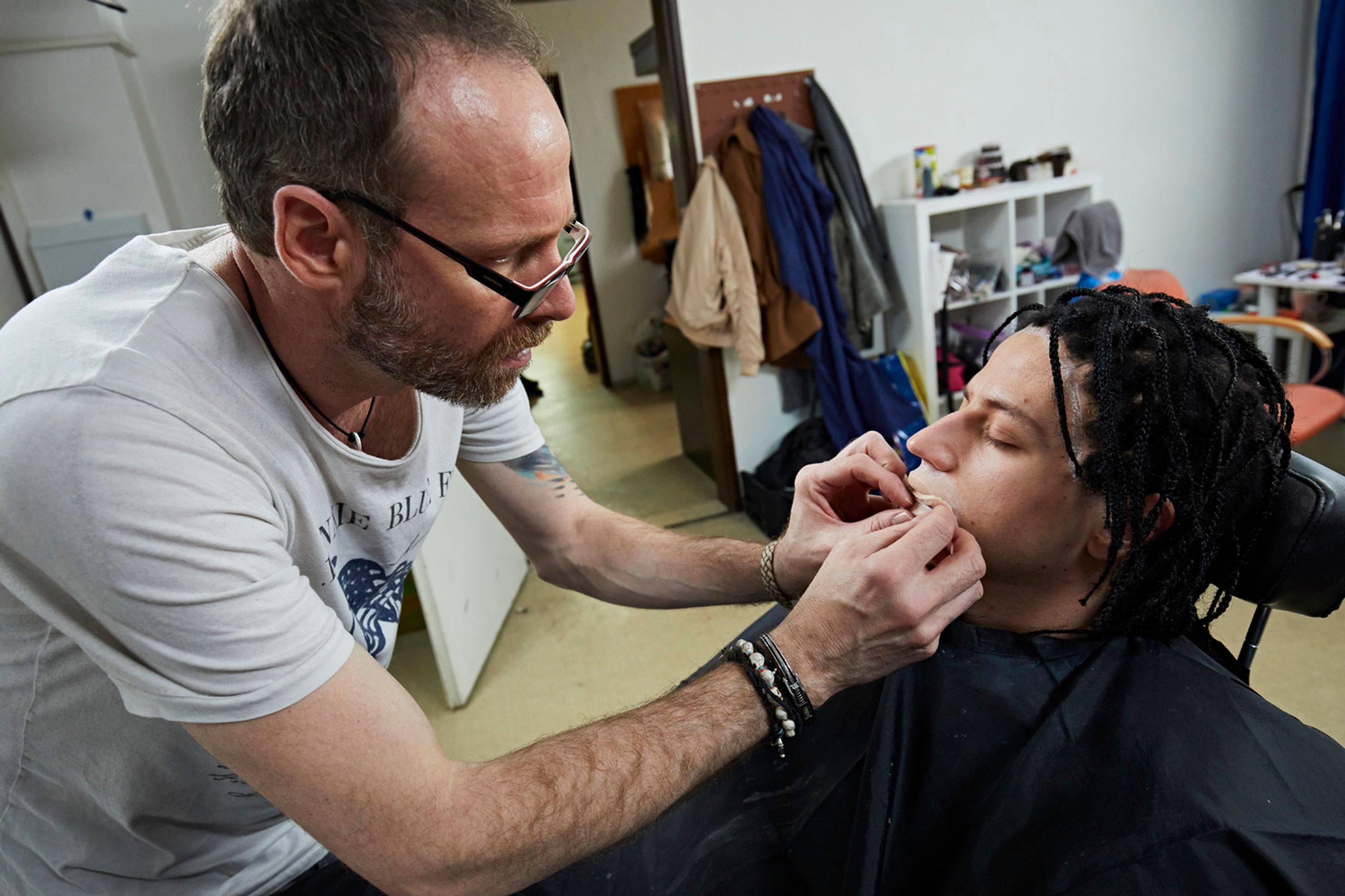 TVOJE TVÁŘ MÁ ZNÁMÝ HLAS: fotografie z maskérny - 4 - GALERIE: TVOJE TVÁŘ MÁ ZNÁMÝ HLAS: fotografie z maskérny (4/8)
