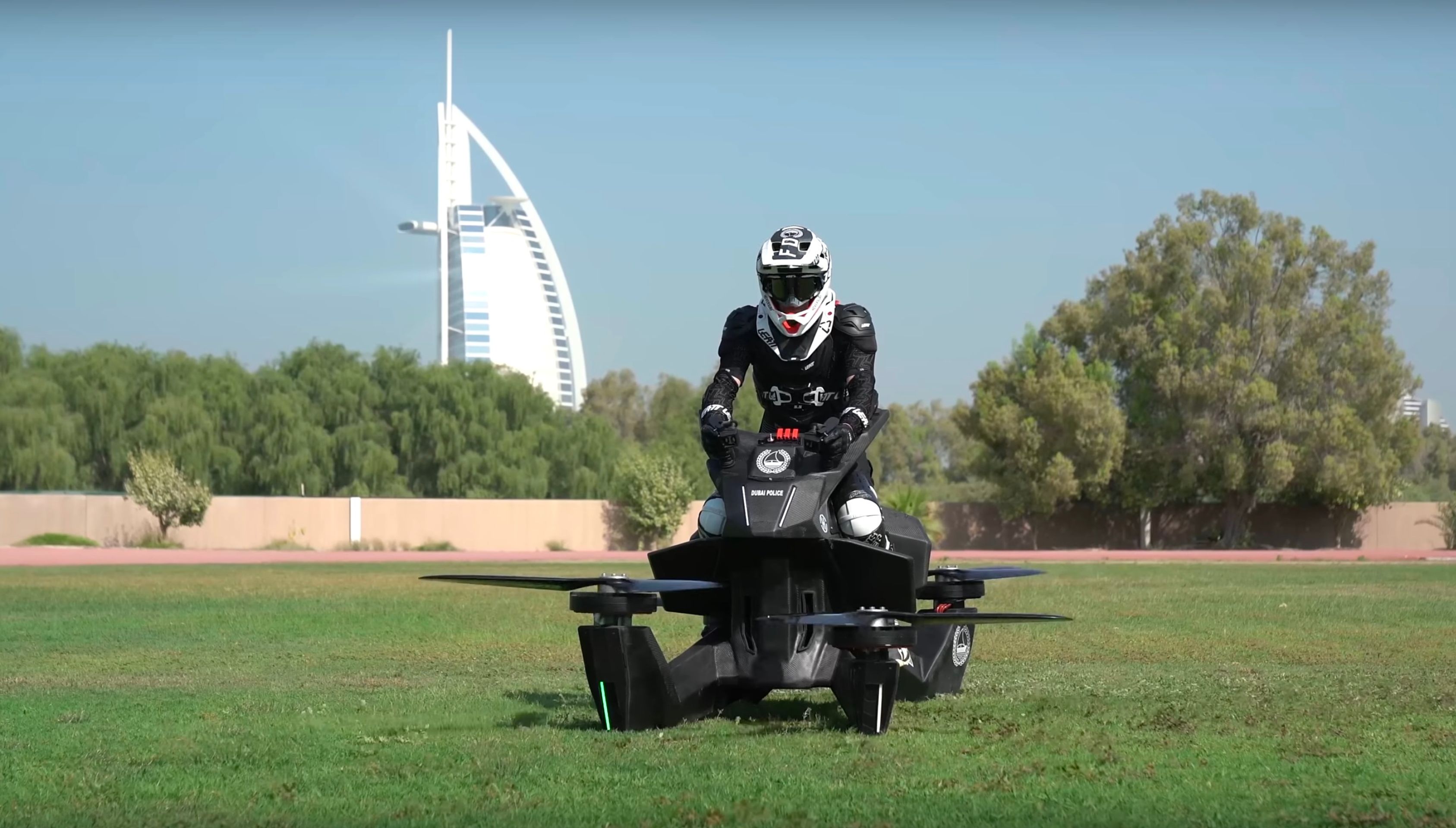Létající motorka Hoverbike S3 2019 - 16 - Fotogalerie: Výcvik dubajské policie na létajícím stroji (5/10)