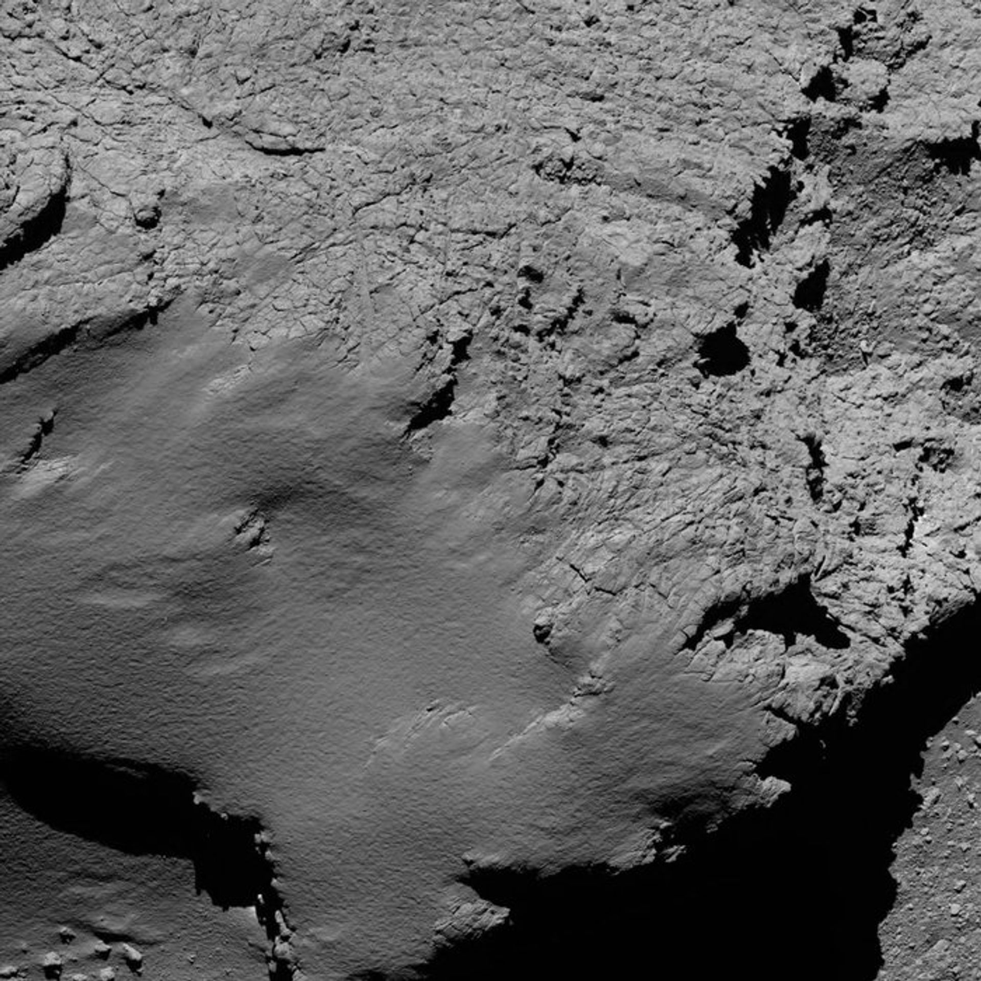 Detailní snímek komety z výšky 8,9 kilometrů nad povrchem - GALERIE: Poslední okamžiky vesmírné sondy Rosetta (5/6)