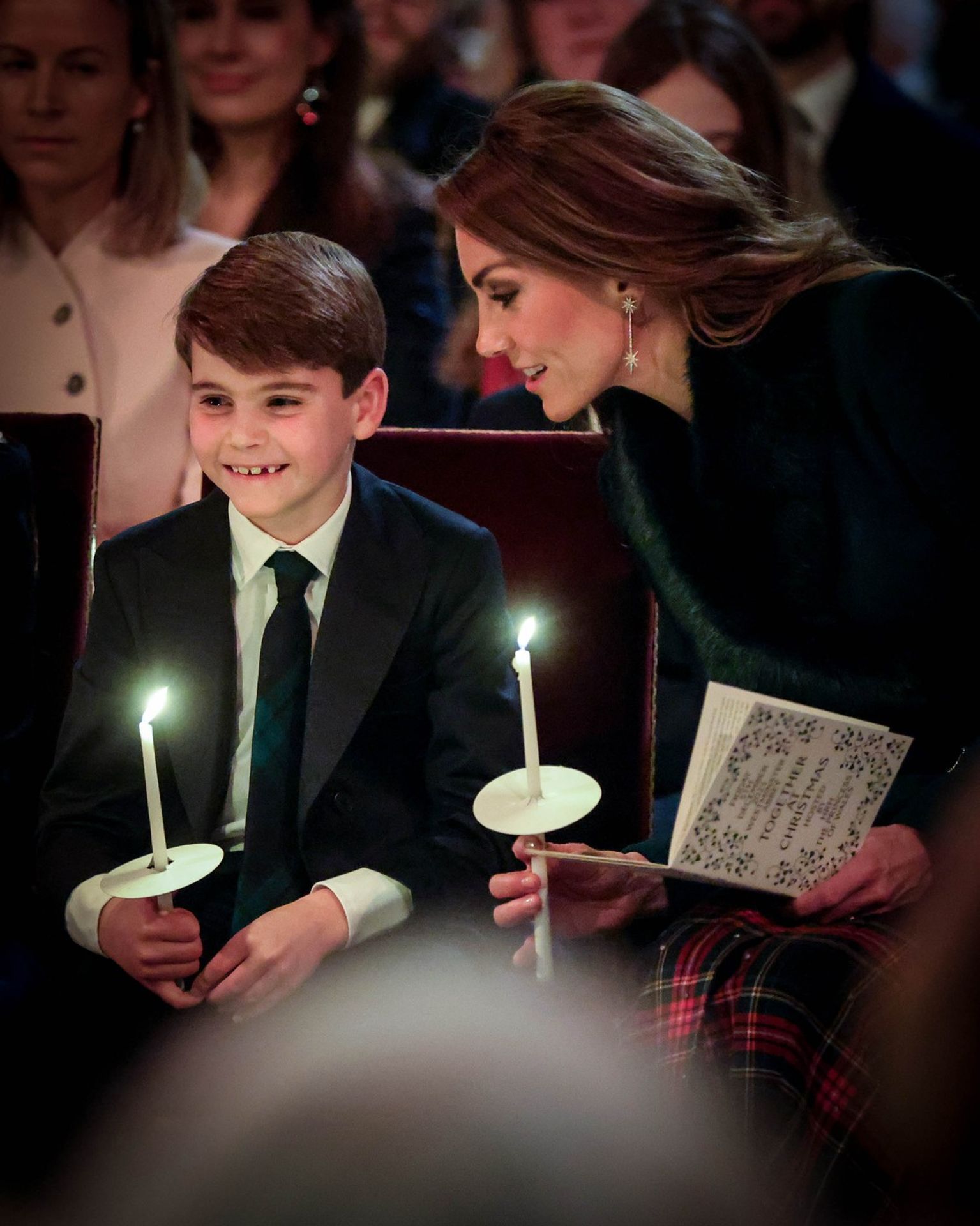 Princ Louis a princezna Kate na vánoční bohoslužbě - Princ Louis na vánoční bohoslužbě (1/5)