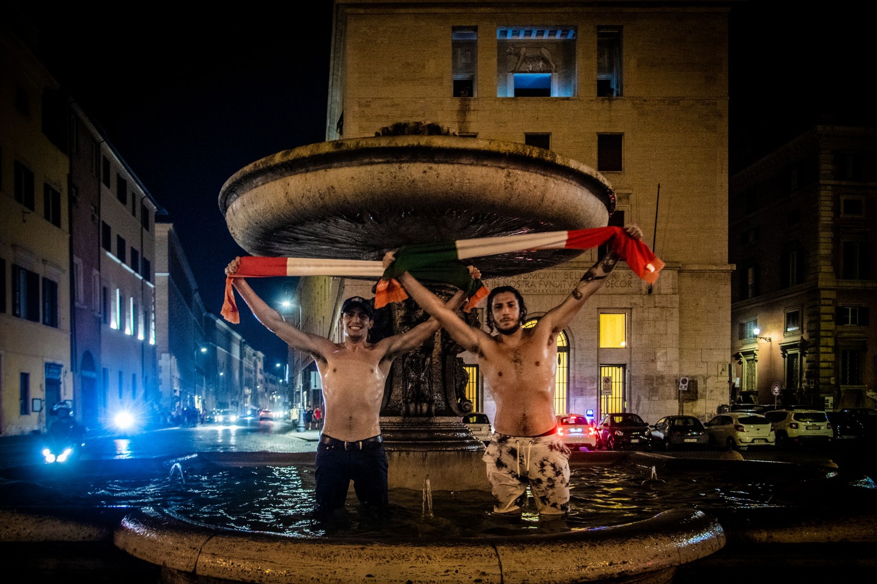 Italové slavili vítězství celou noc, tito fanoušci slavili v kašně - GALERIE: Finále očima diváků: Dýmovnice v pozadí a další bizáry (11/12)