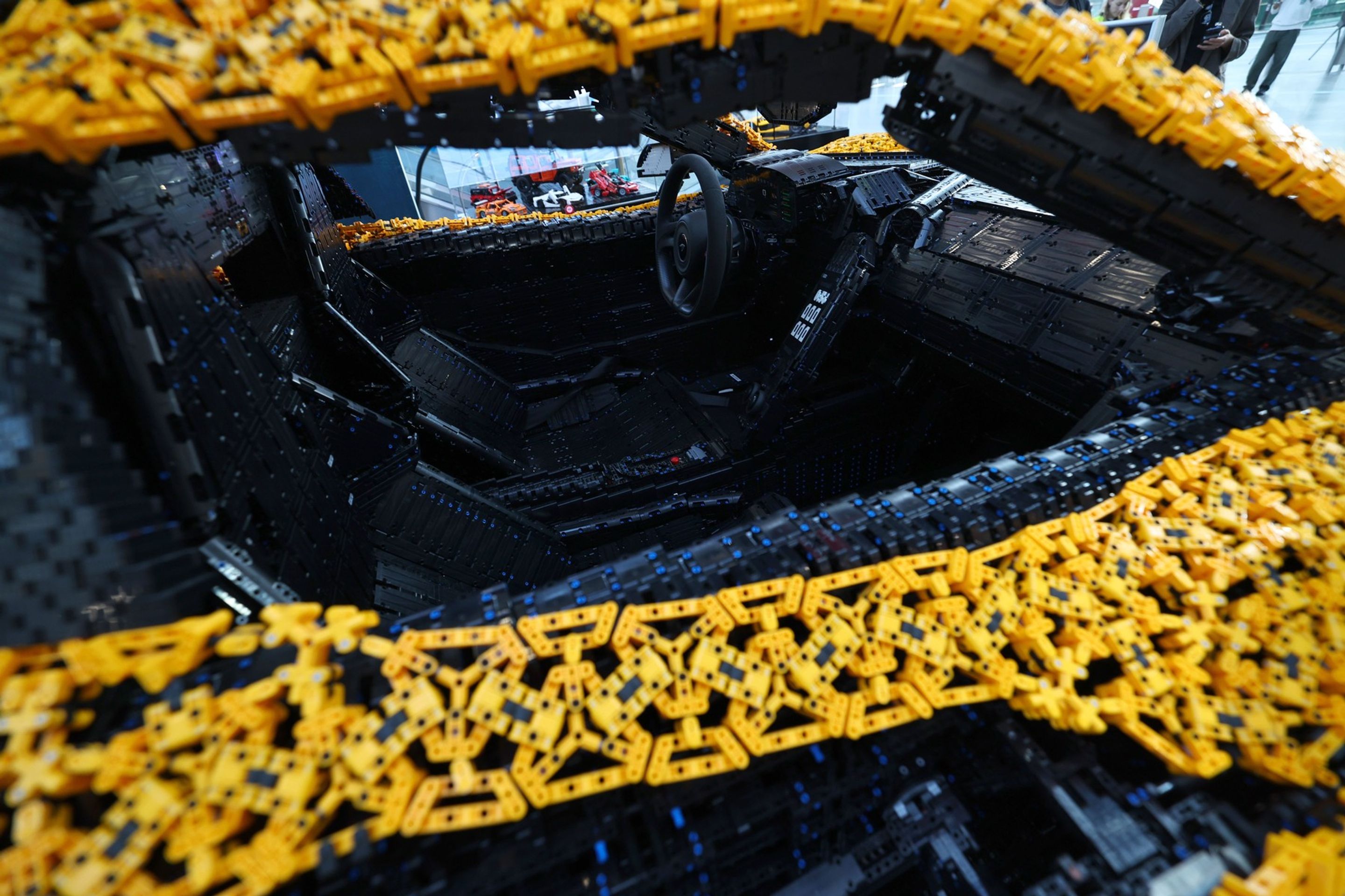 McLaren P1 v životní velikosti postavený z 342 817 dílů Lego Technic - Autosalon v Mnichově ukazuje budoucnost automobilového průmyslu (2/37)