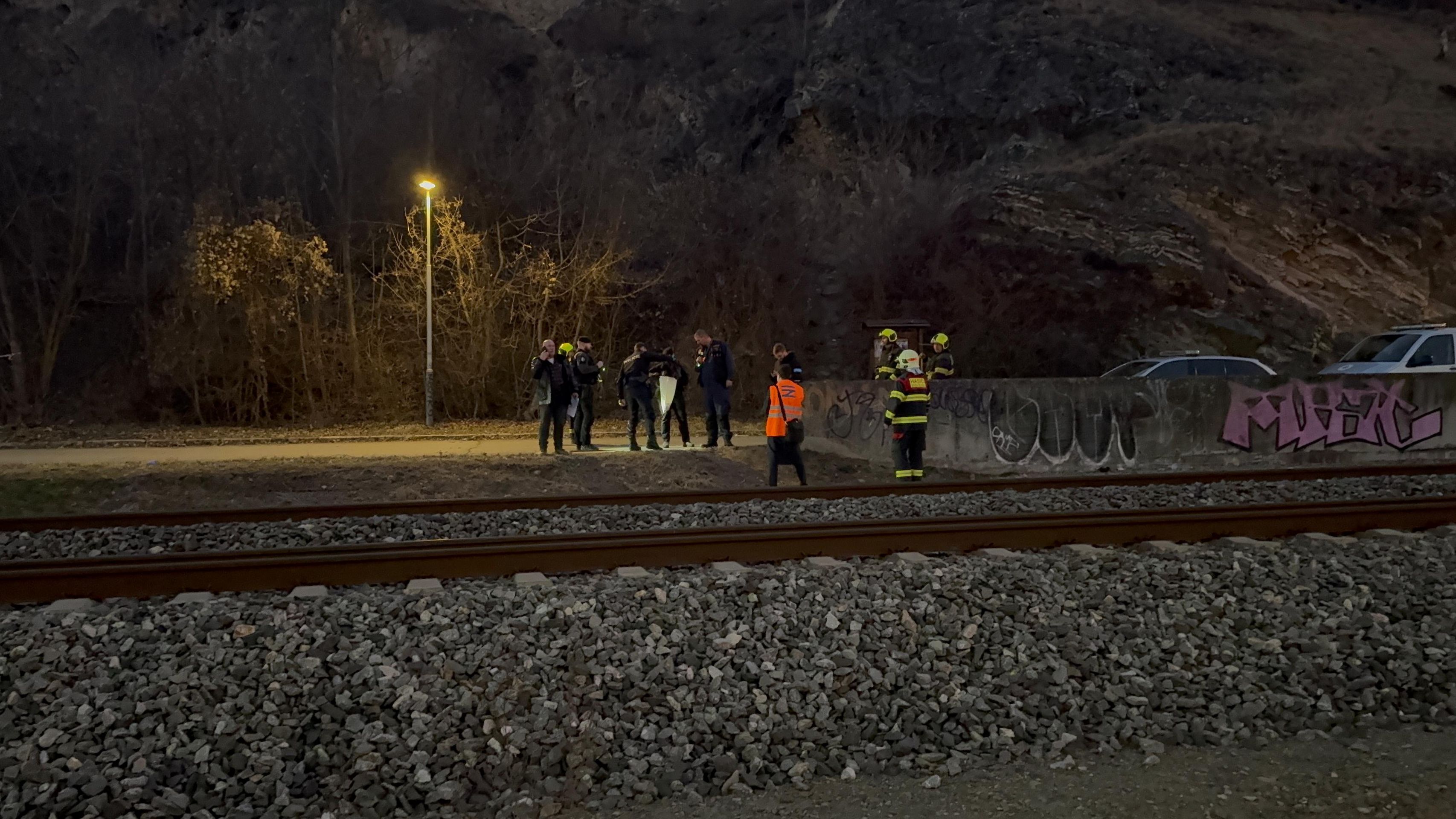Mladíka (17) zasáhla elektřina, když lezl na sloup nesoucí traťové vedení - Skupina mladíků lezla na sloupy nesoucí traťové vedení (1/6)
