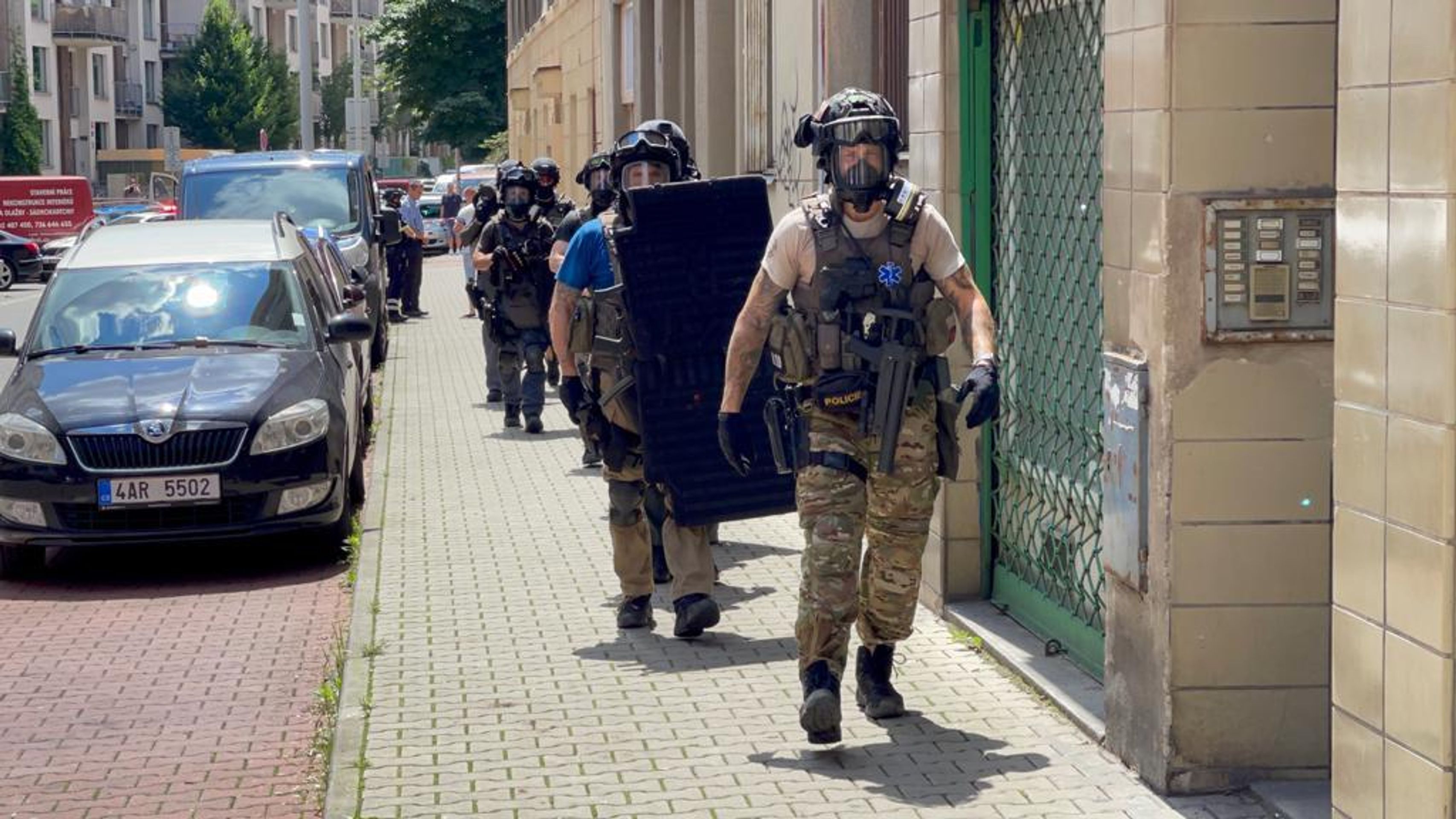 Policisté hledali násilníka, po vstupu do bytu jednoho z nich zranil výbuch - 5 - GALERIE: Policistu v Praze při vstupu do bytu zranil výbuch (5/10)