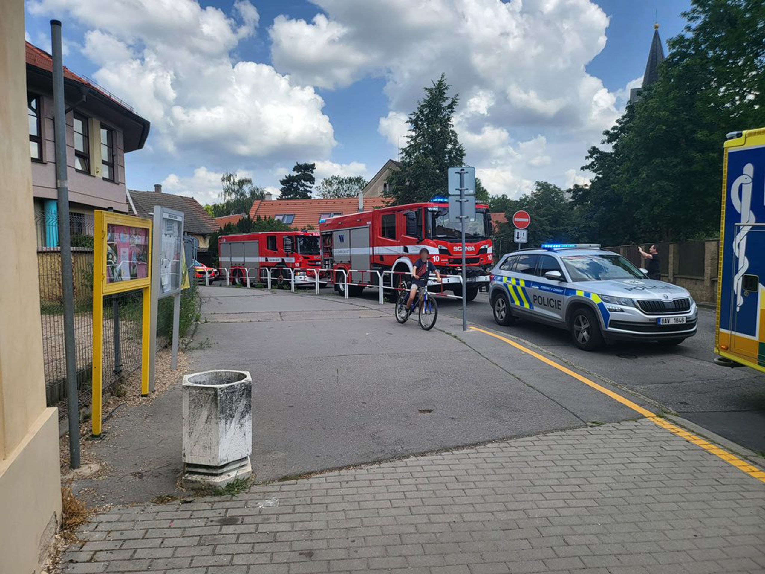 Ve škole v Horních Počernicích spadl strop - Ve škole v Horních Počernicích spadl strop (4/4)