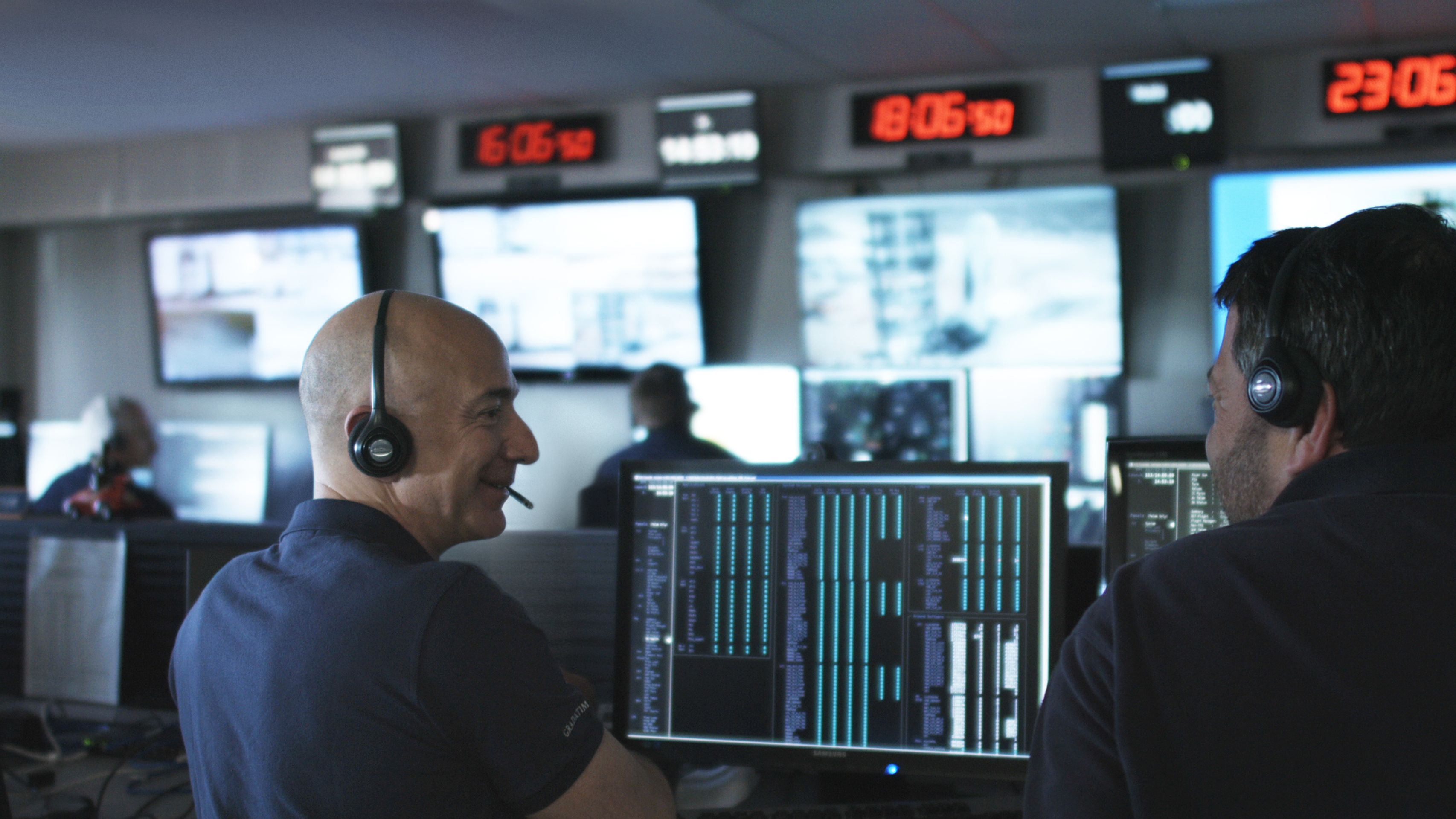 Jeff Bezos, zakladatel firmy Blue Origin testuje komunikační systémy před prvním letem - GALERIE: TEST RAKETY (8/11)