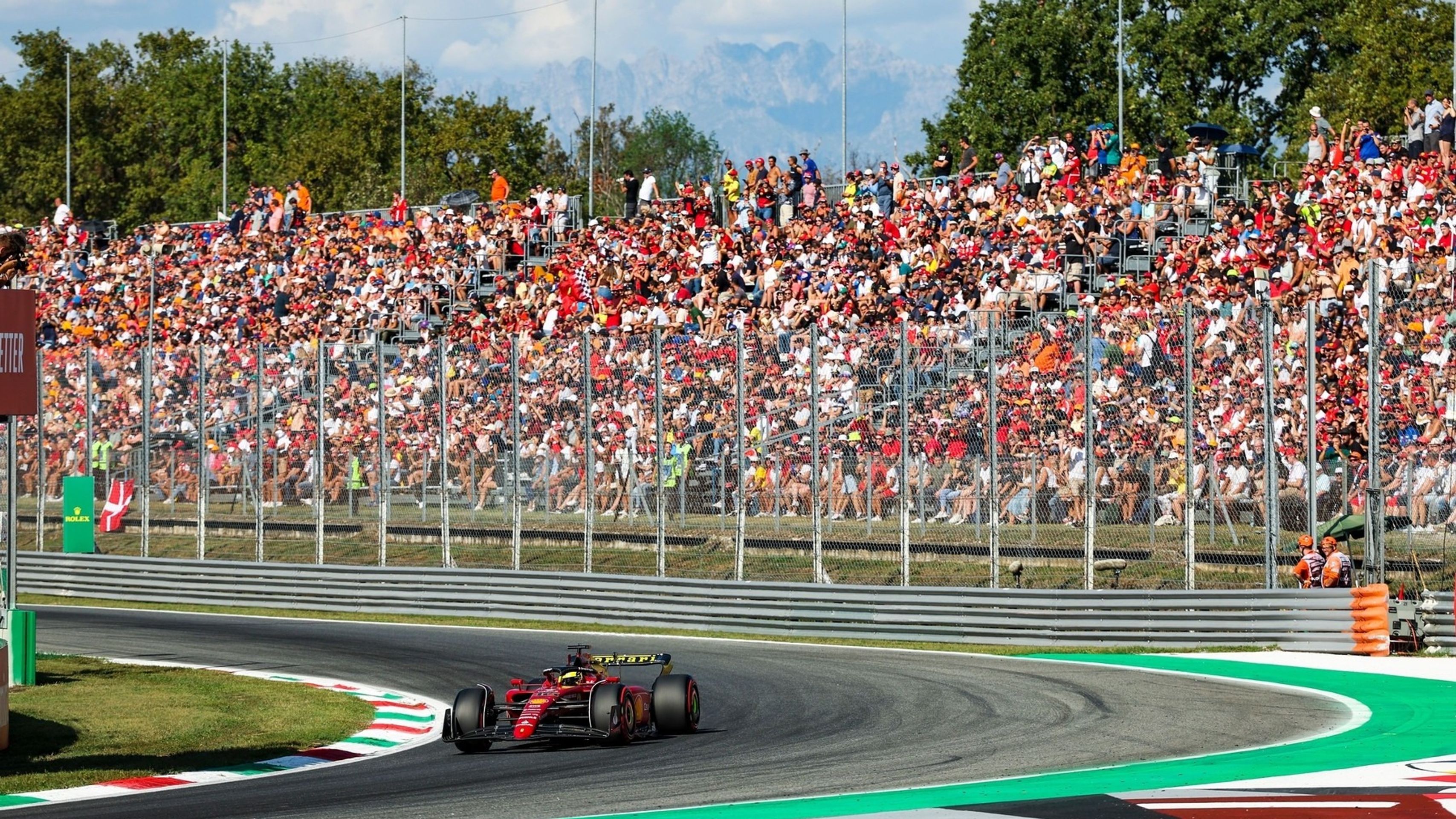 Charles Leclerc na okruhu v Monze (cropped) - Okruh Monza v Itálii (4/4)