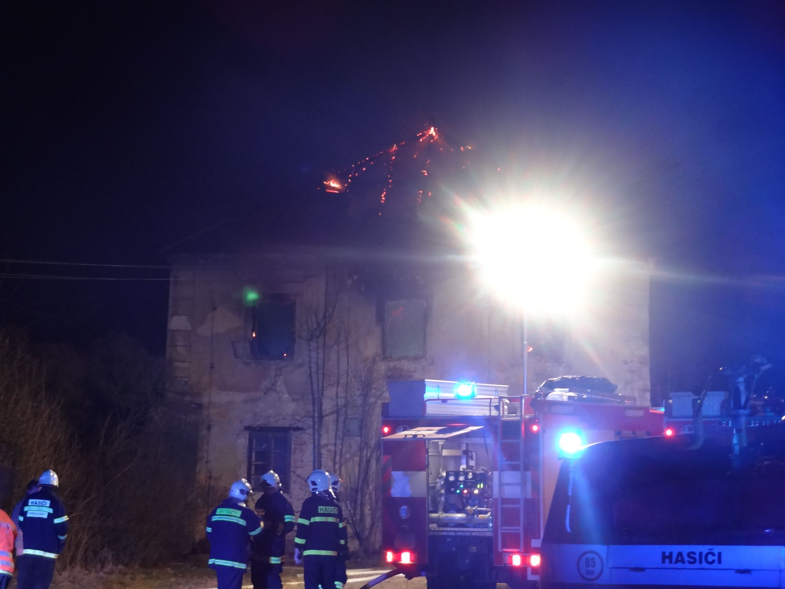 Požár chátrající budovy v areálu zámku ve Statenicích na Praze-západ - 3 - GALERIE: Požár chátrající budovy v areálu zámku ve Statenicích na Praze-západ (2/8)