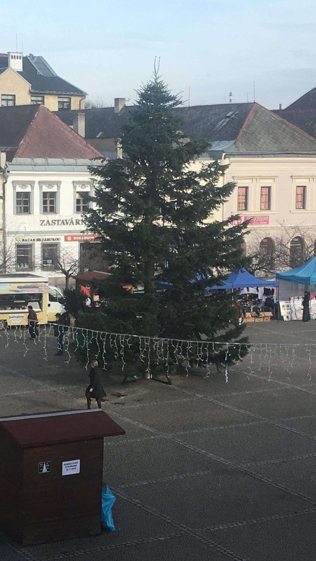 Vánoční strom v Bruntále po úpravě - GALERIE: Vánoční stromy ve městech 2019 (6/9)