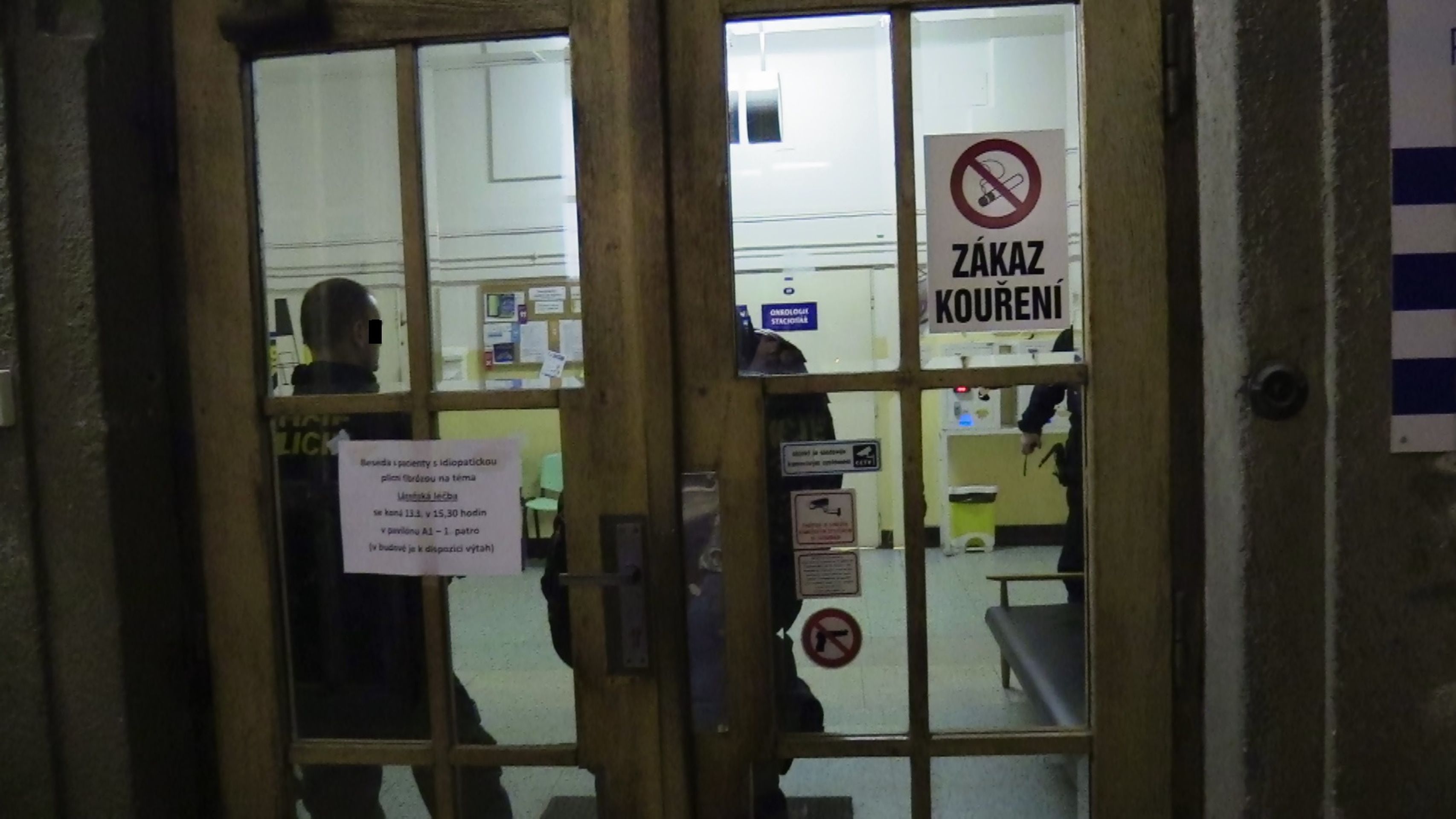 Zásah policie v krčské nemocnici - GALERIE: Zásah v krčské nemocnici (4/8)