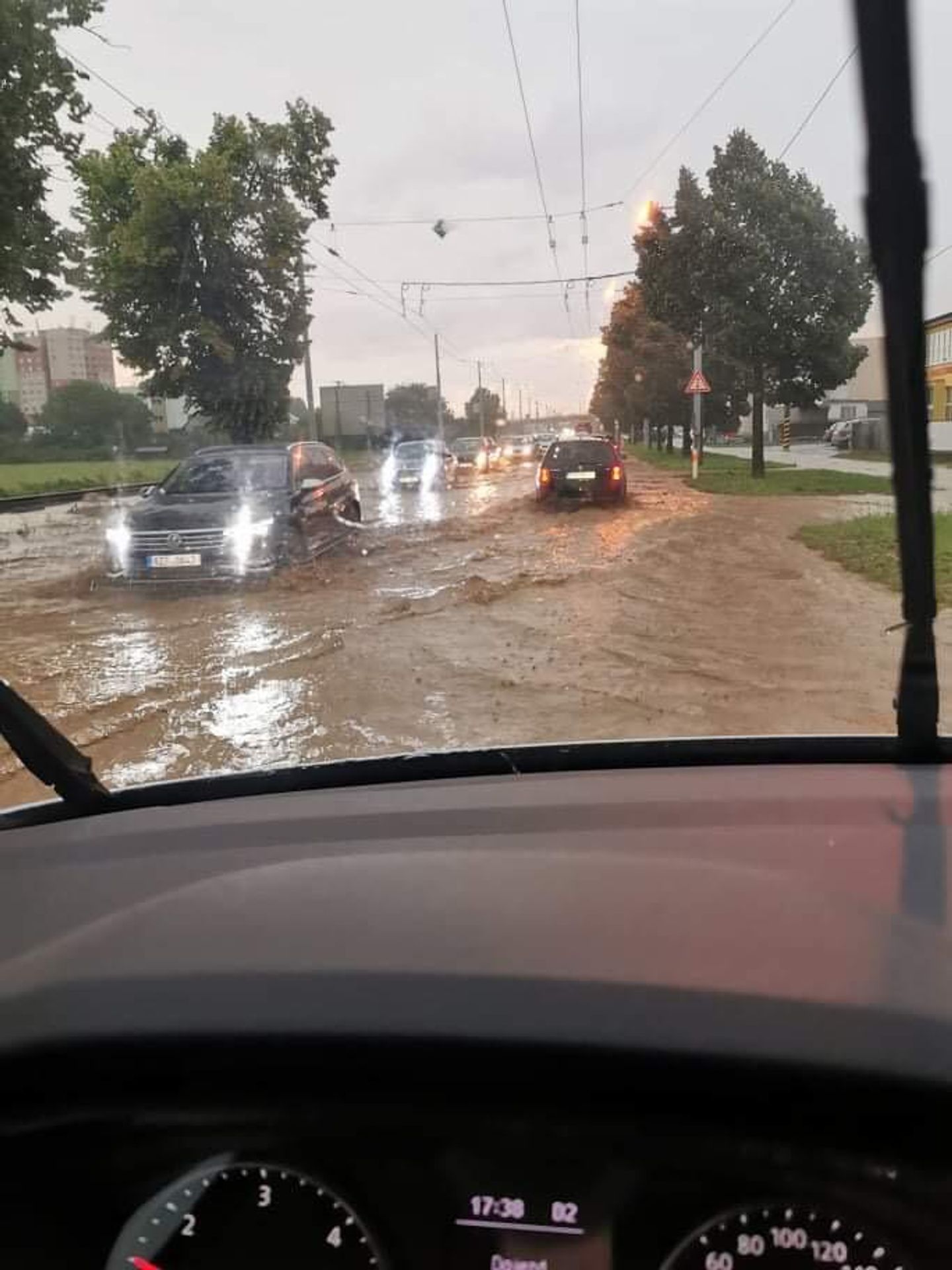 Silné bouřky napáchaly škody po celém Česku - GALERIE: Silné bouřky a přívalové deště komplikovaly dopravu (1/8)