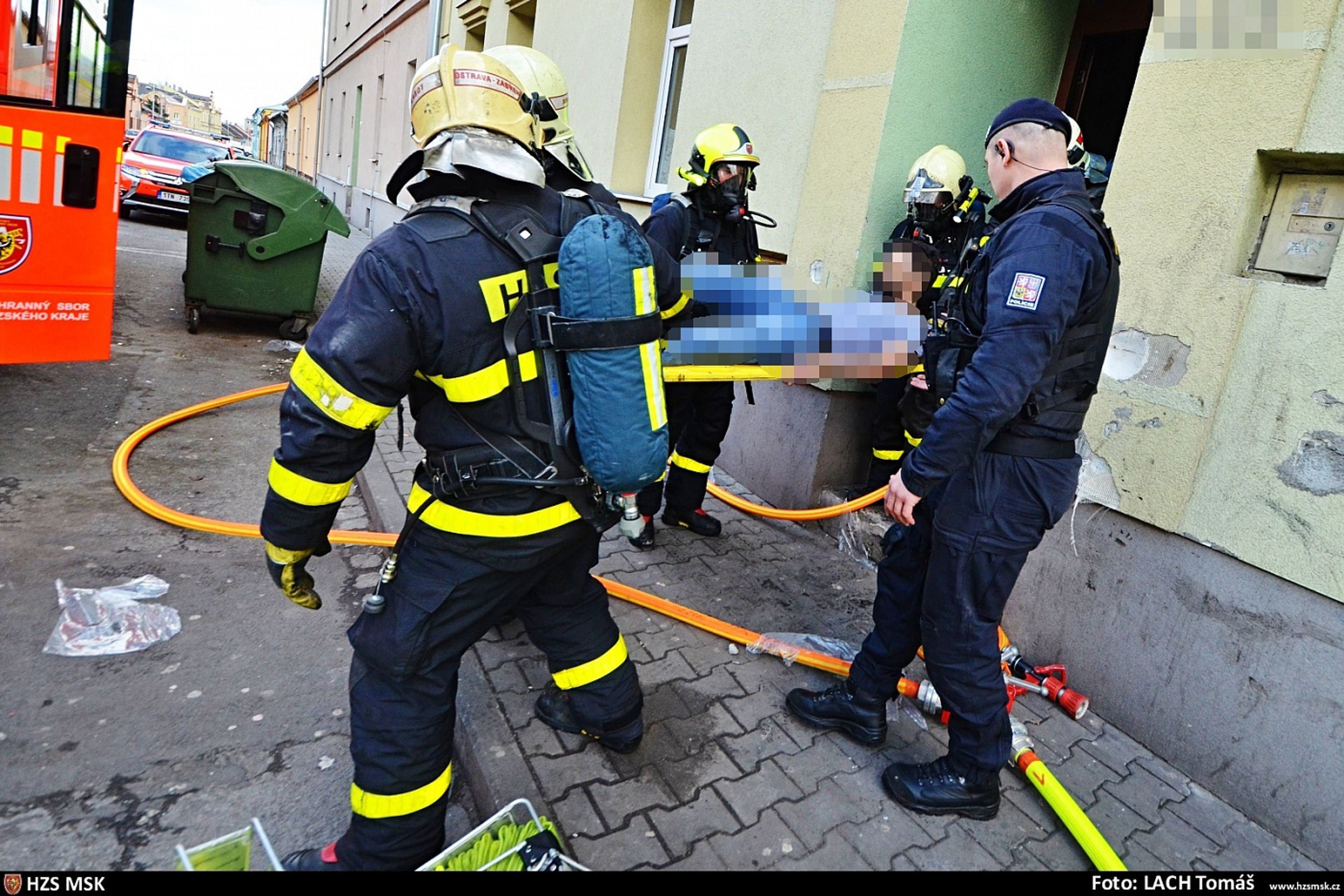 Požár v Ostravě - GALERIE: Hasiči zachránili 8 lidí před požárem, 1 skočila z okna (3/8)