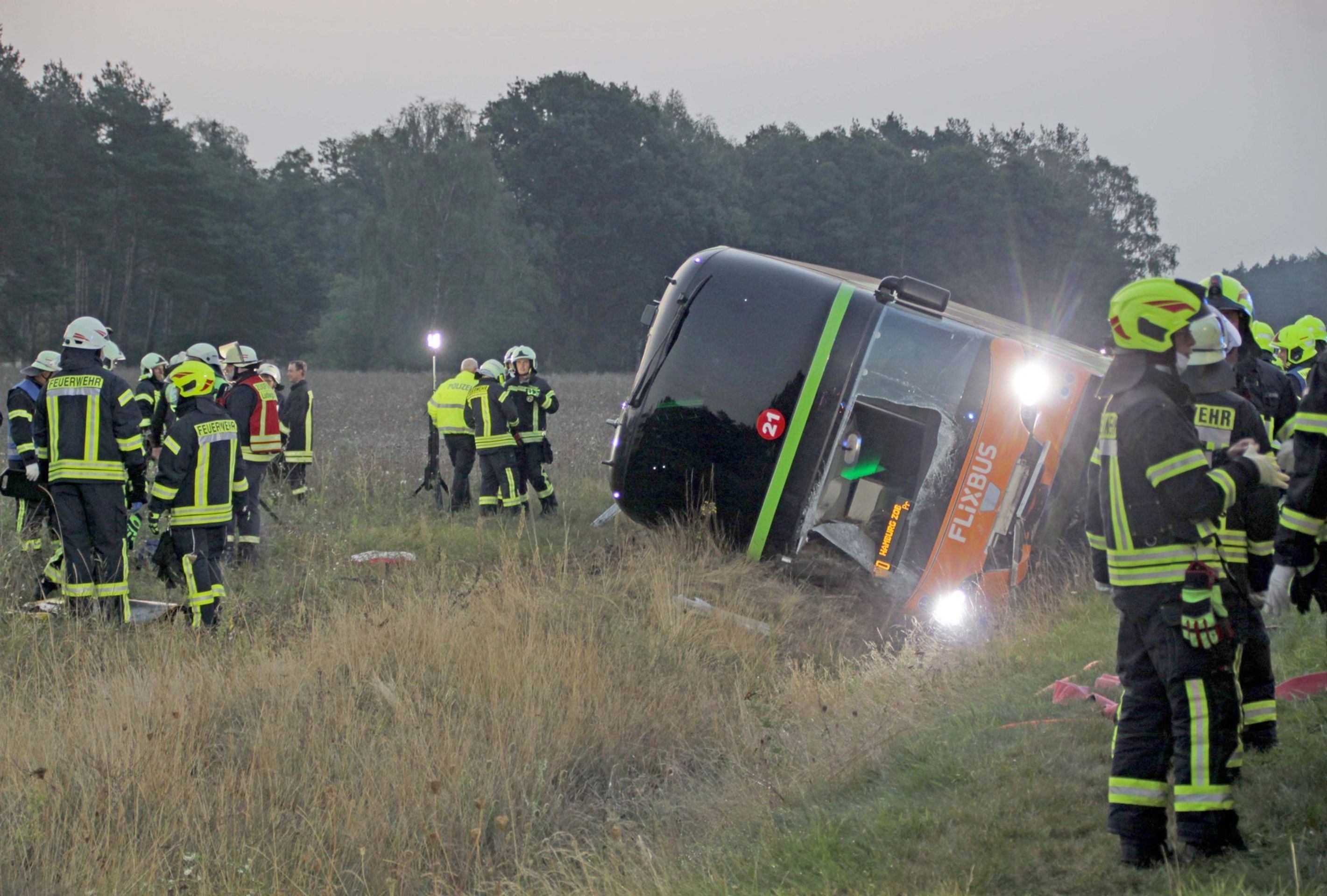 Nehoda Flixbusu na cestě z Prahy do Hamburku - 1 - GALERIE: Nehoda Flixbusu na cestě z Prahy do Hamburku (3/3)