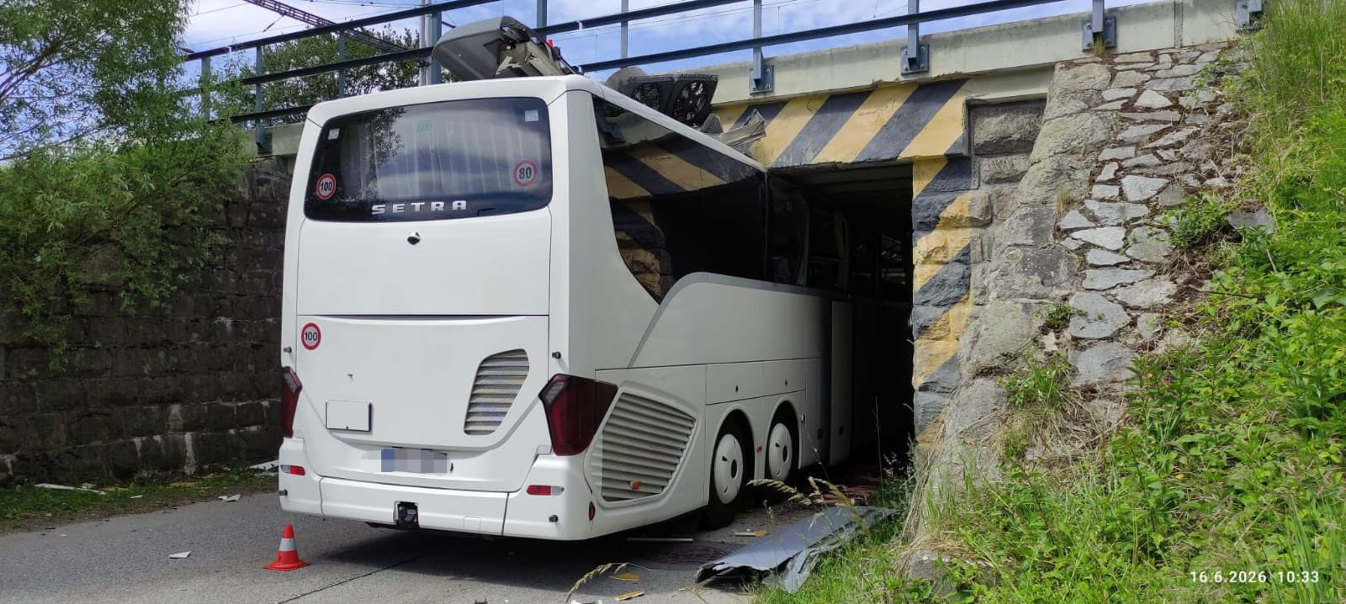 Autobus zůstal zaseknutý pod železničním viaduktem - Autobus zůstal zaseknutý pod železničním viaduktem (1/7)