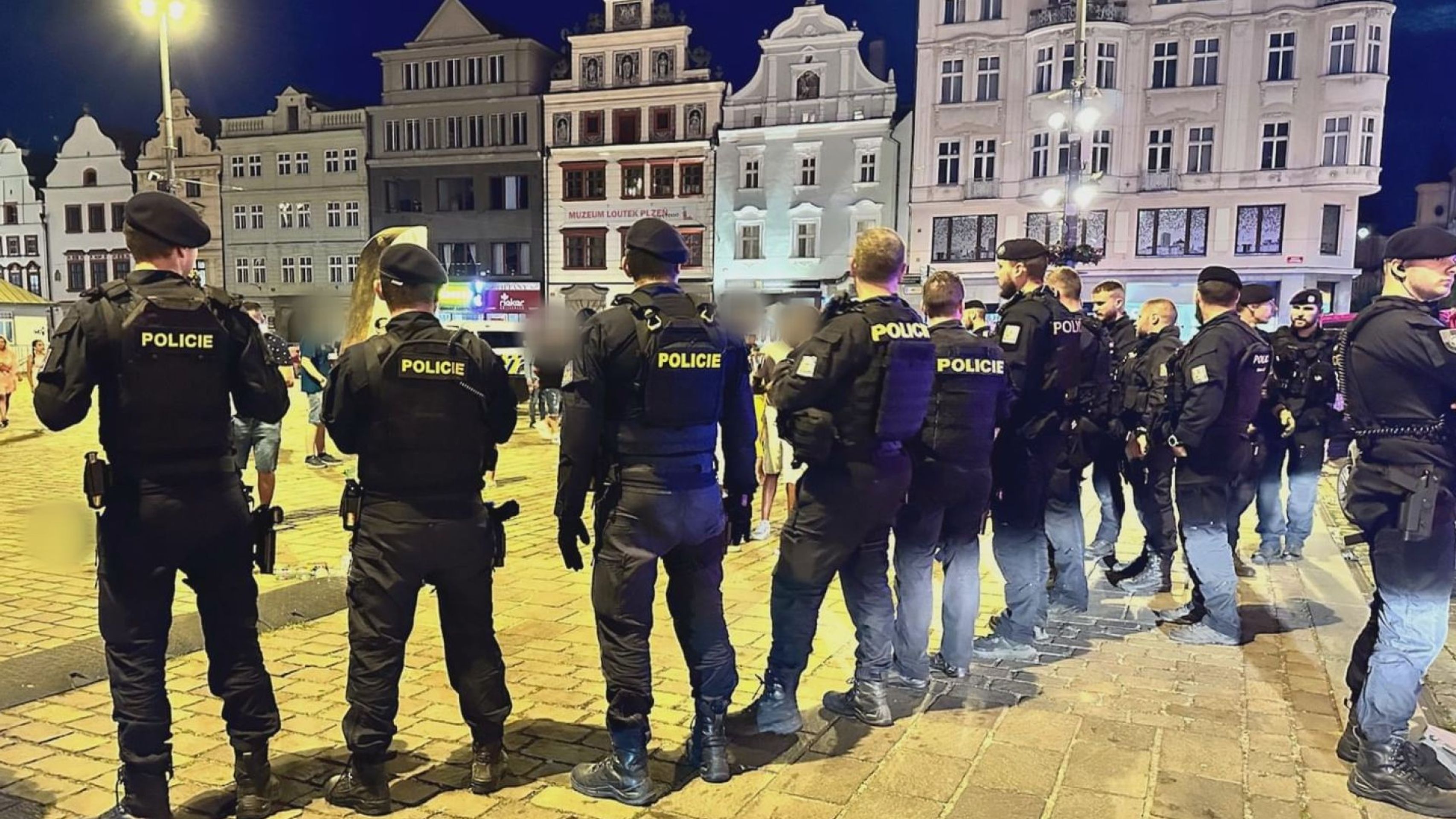 Hromadná rvačka v Plzni (7) - Hromadná rvačka v Plzni (7/11)