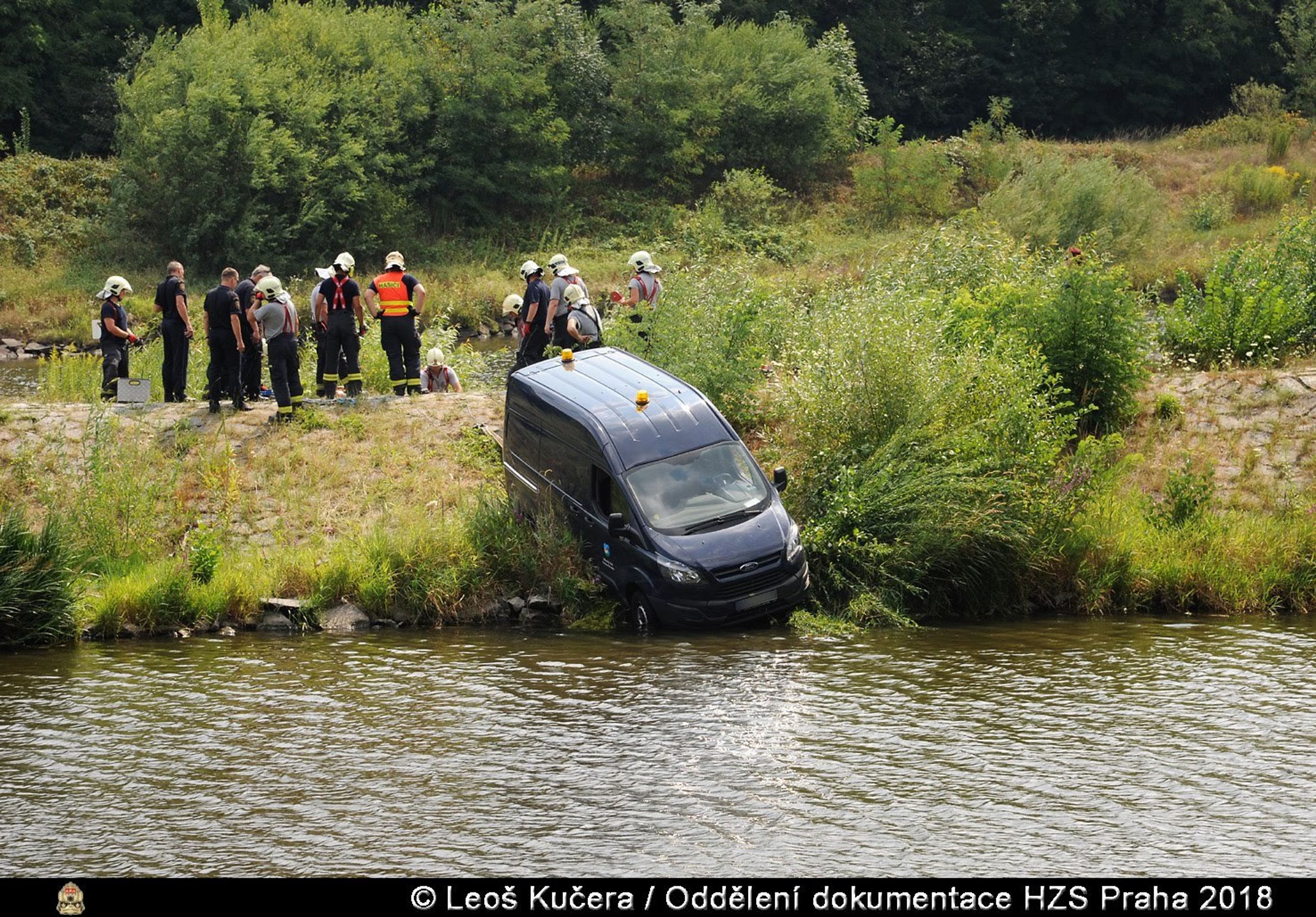 Hasiči v Praze vytahovali dodávku, která sjela do Vltavy - 2 - GALERIE: Hasiči v Praze vyprošťovali auto z Vltavy (9/10)