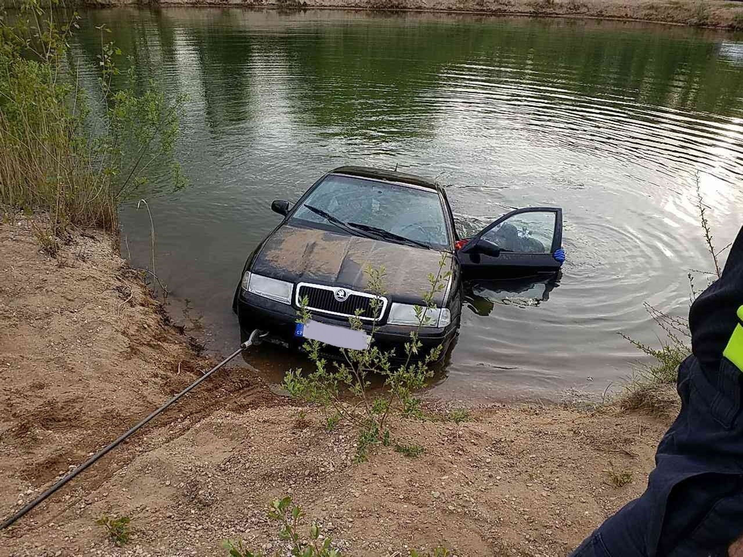 Hasiči vytahovali auto z vody - 7 - Fotogalerie: Oktávku museli vytáhnout potápěči (1/6)