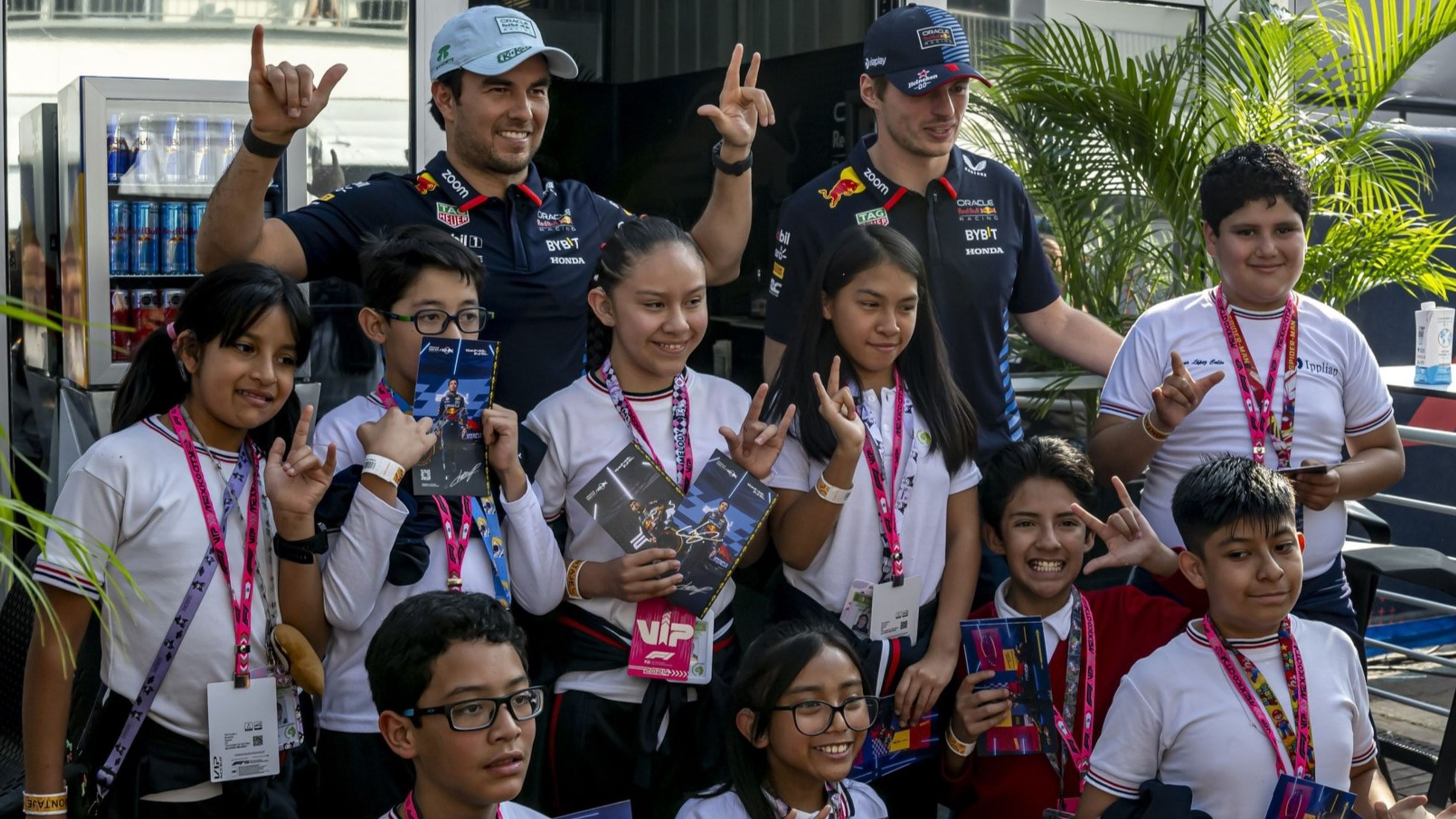 Sergio Pérez a Max Verstappen se fotili s dětmi - Piloti Formule 1 navlékli před GP Mexika kostýmy a masky (6/7)