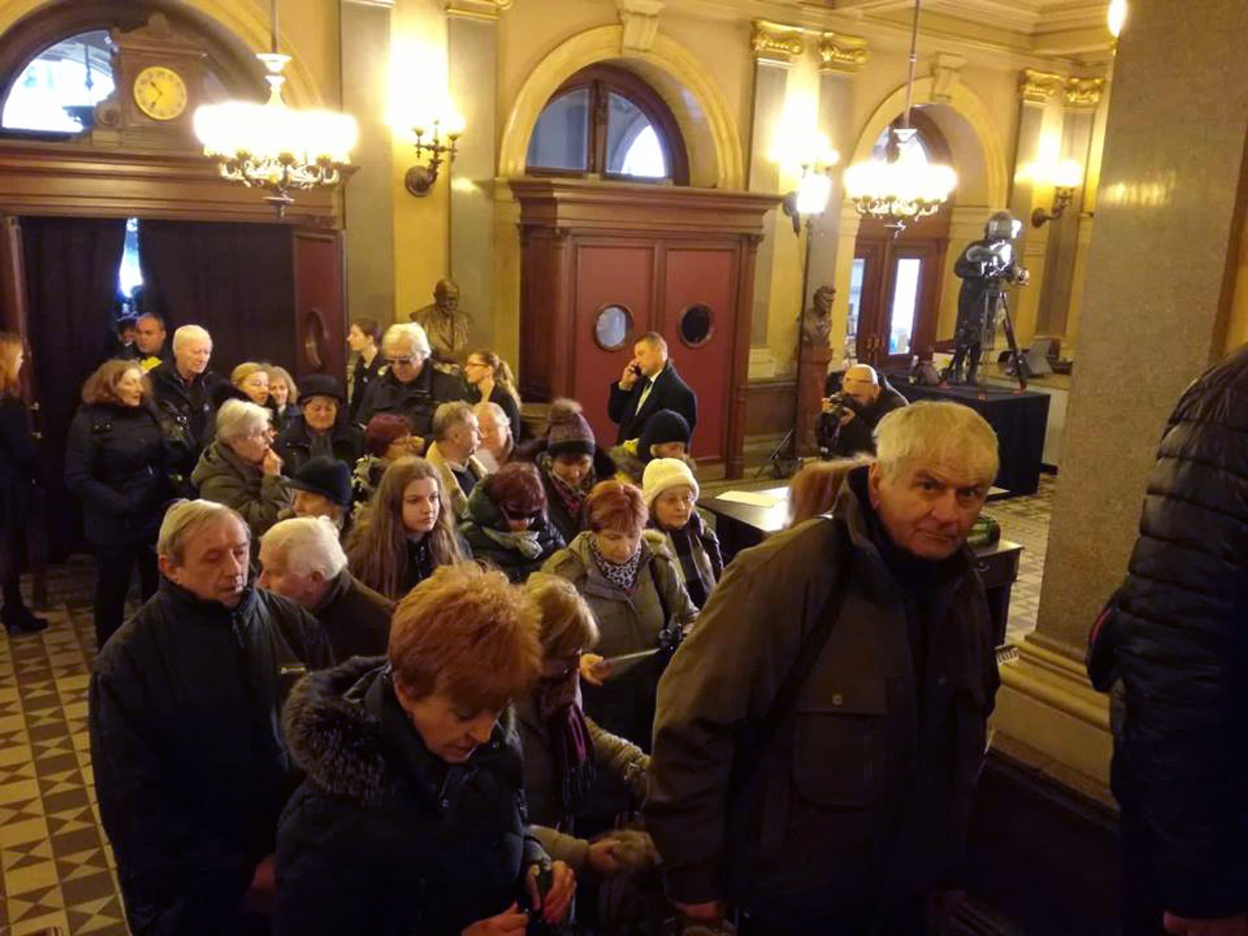 Lidé se přicházejí rozloučit s hercem Luďkem Munzarem - GALERIE: Lidé se loučí s hercem Luďkem Munzarem (30/40)